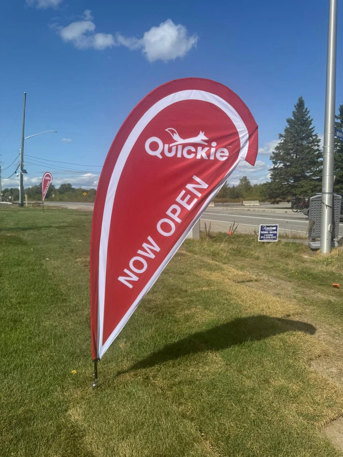 Custom Feather Flag Signage in Ottawa – Quickie “Now Open” Promotional Display

The Vinyl Edge designed and produced this custom feather flag sign for a Quickie location in Ottawa, creating a highly visible and eye-catching promotional display to ann