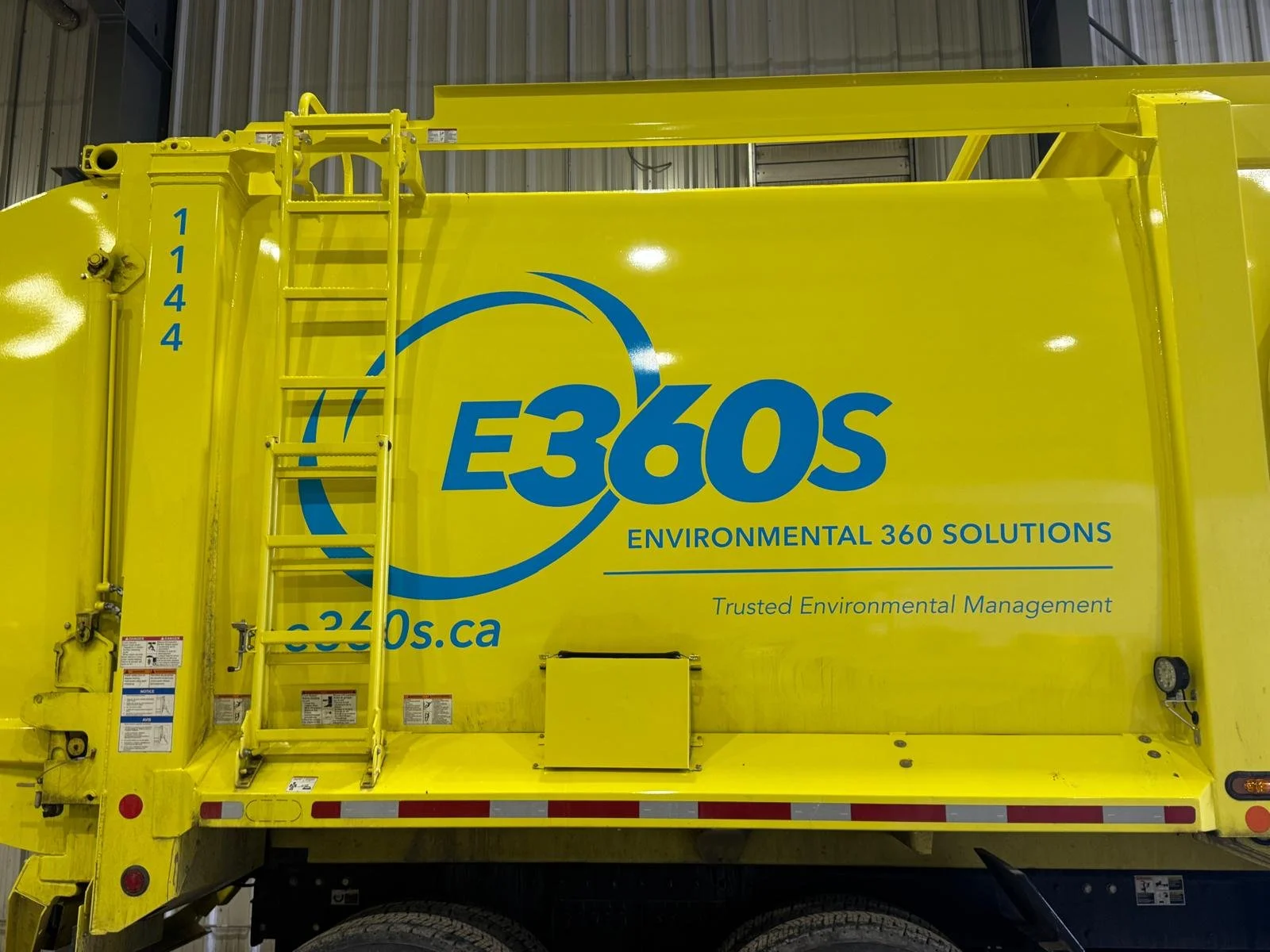 Custom Fleet Branding & Heavy Equipment Graphics in Ottawa – E360S Environmental Solutions

The Vinyl Edge produced and installed high-impact fleet branding and heavy equipment graphics for E360S Environmental Solutions, transforming service trucks i