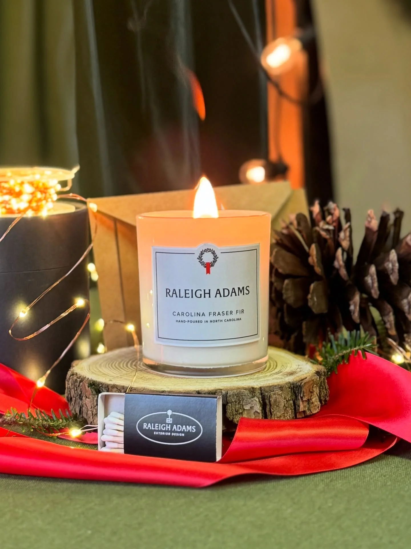 With the bold scent of Carolina Fraser Fir, this candle captures the rugged essence of the Appalachian Mountains. Its crisp, woodsy fragrance, with earthy undertones, is complemented by a crackling wood wick that adds a fireside feel to any room.

Ea