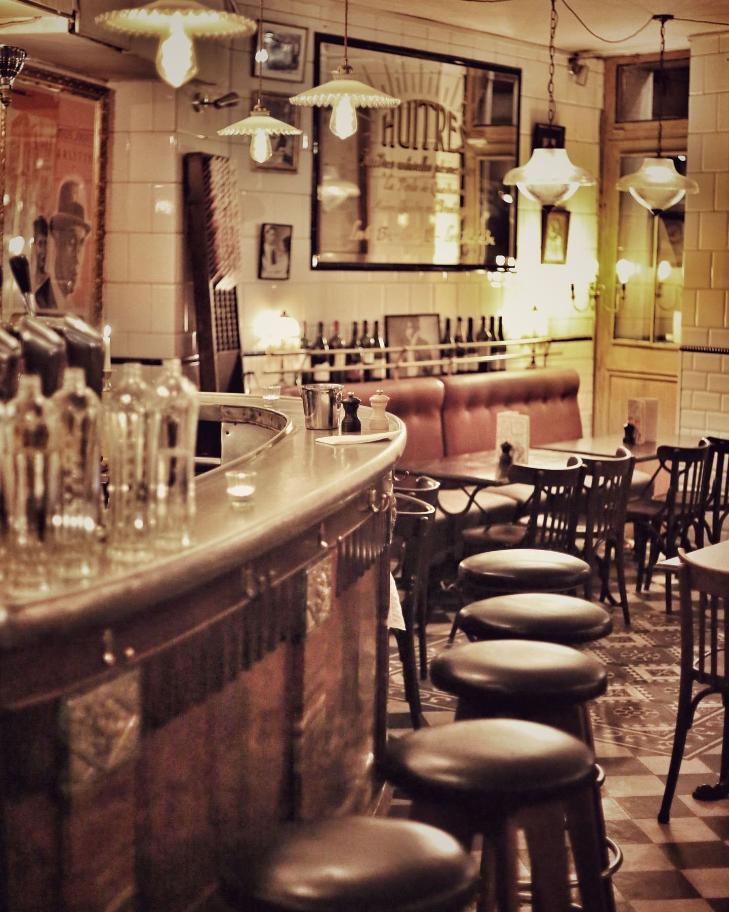 La salle du bistro de la Brasserie de l' @hoteldunordparis vous met imm&eacute;diatement dans l'ambiance du lieu. 
Vous savez surement d'o&ugrave; vient ce mot &quot;bistro&quot;.
Il remonterait &agrave; 1814, &agrave; l'&eacute;poque de l'occupation