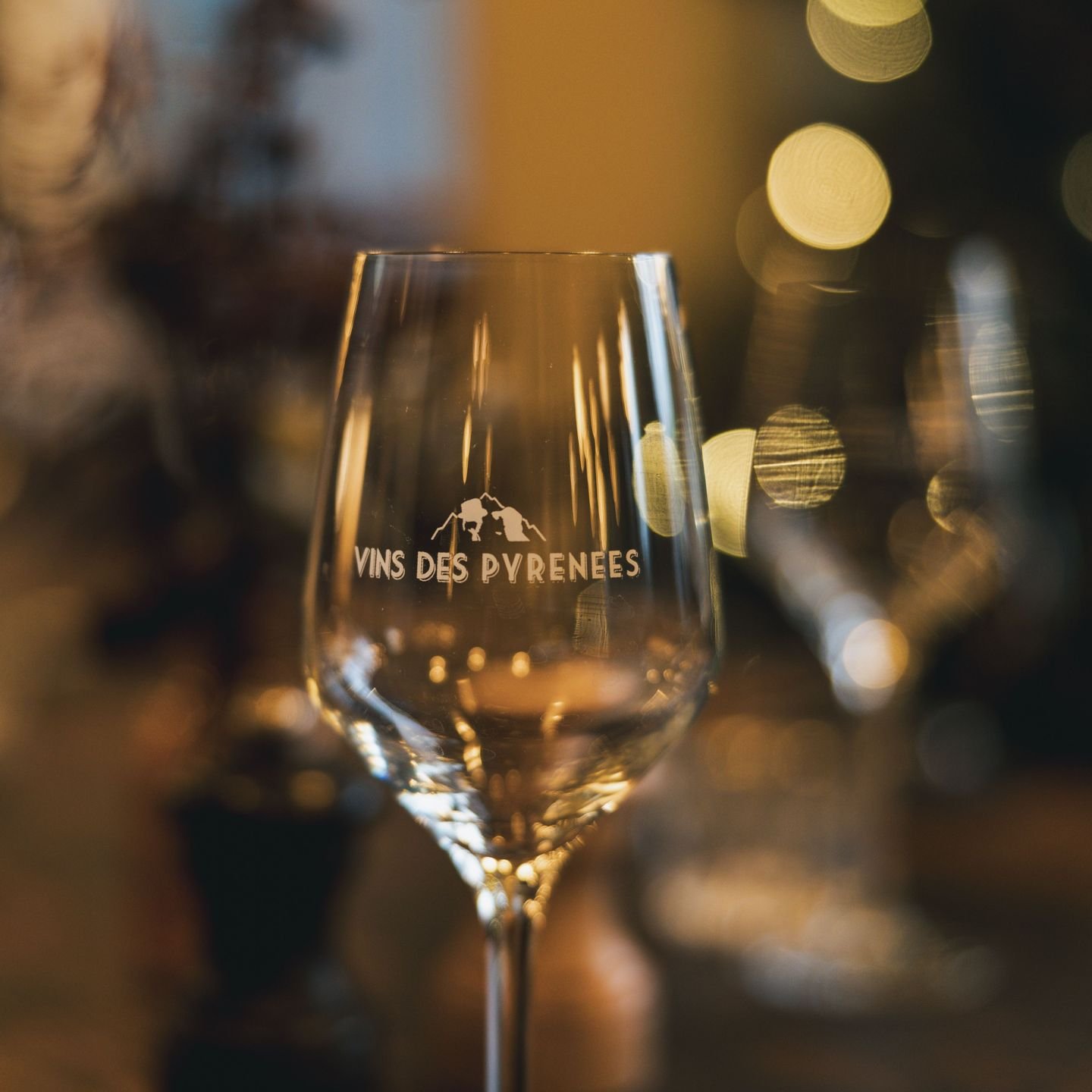 Un logo reconnaissable entre tous, une identit&eacute; affirm&eacute;e ...
Nos verres @vinsdespyrenees sont pleins de promesses, demandez &agrave; nos sommeliers de vous faire d&eacute;couvrir les merveilles 🍷 qu'ils cachent en face, &agrave; @lacav