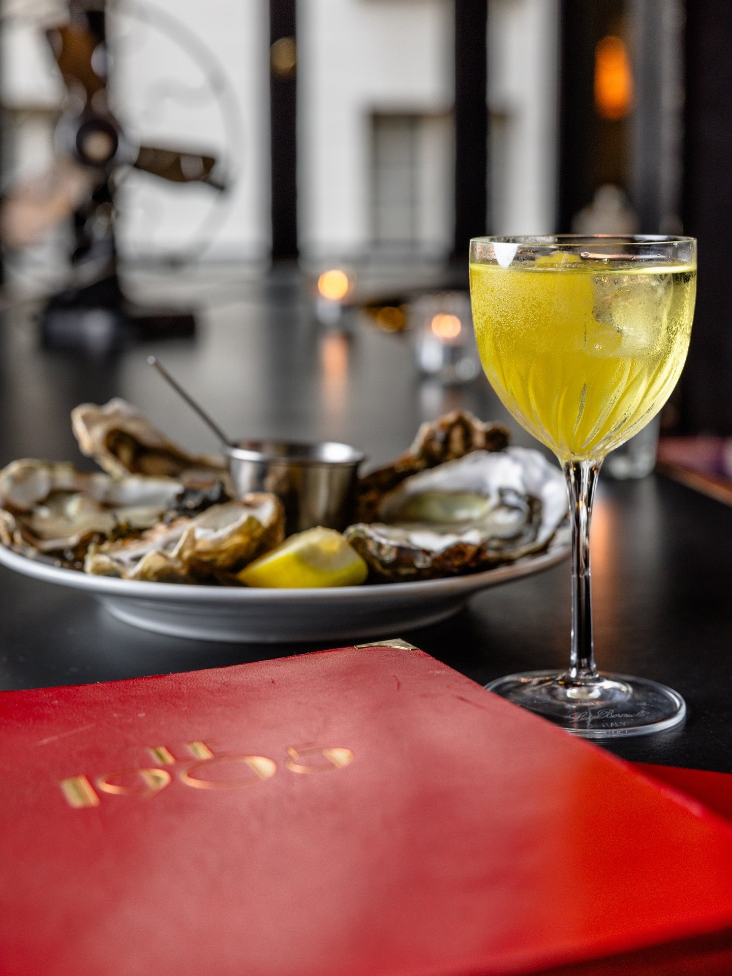C&rsquo;est le moment id&eacute;al pour d&eacute;guster des huitres 🦪 de la @maison_quintin avec un cocktail tr&egrave;s frais, pourquoi pas le Rive gauche.
Demain c&rsquo;est l&rsquo;&eacute;t&eacute; ☀️et ce soir, on en profite d&eacute;j&agrave; 
