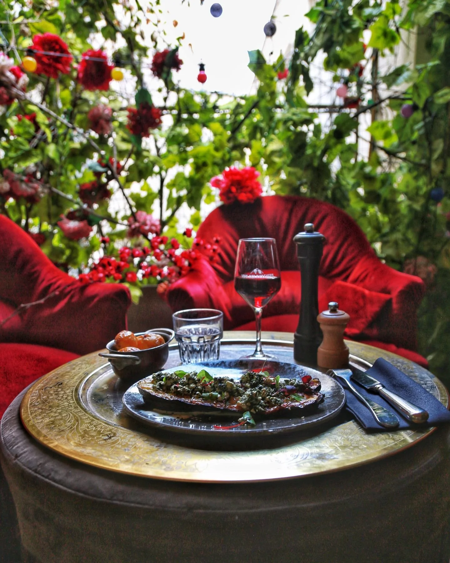 Vous savez peut-&ecirc;tre que vous pouvez d&icirc;ner 🍽️ au @1905paris .
C'est l'automne 🍁 et la terrasse reste ouverte. C'est l'endroit ideal pour d'&eacute;vader tout en profitant des petits plats mitonn&eacute;s par le chef 👨&zwj;🍳 des @vinsd