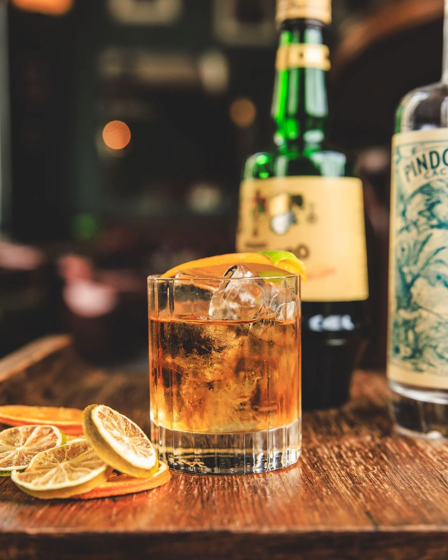 Des cocktails aux couleurs de l'automne 🍂
De la po&eacute;sie dans votre verre.
Baudelaire a &eacute;crit &quot;Enivrez-vous&quot;
&quot;Mais de quoi? De vin, de po&eacute;sie ou de vertu, &agrave; votre guise.&quot;
Installez-vous dans le fumoir du