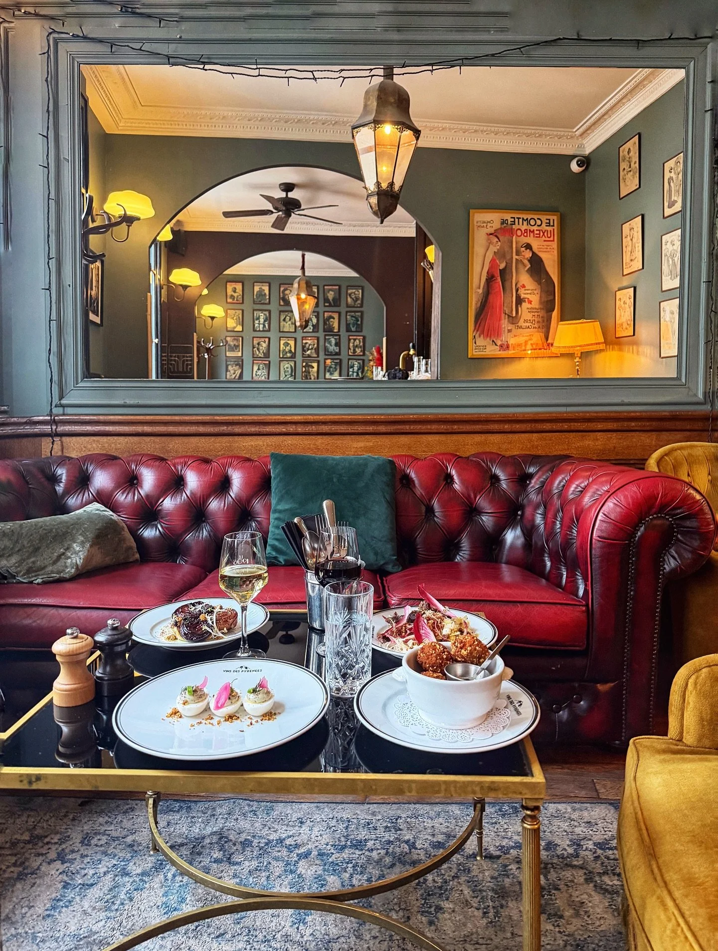 Des assiettes colorées 🌈 à partager pour un apéro entre amis au @1905paris .
Croquettes de canard, œufs mayo, tartelette aux oignons, salade c’endives carmines … 
Quel cocktail allez vous choisir pour les acco