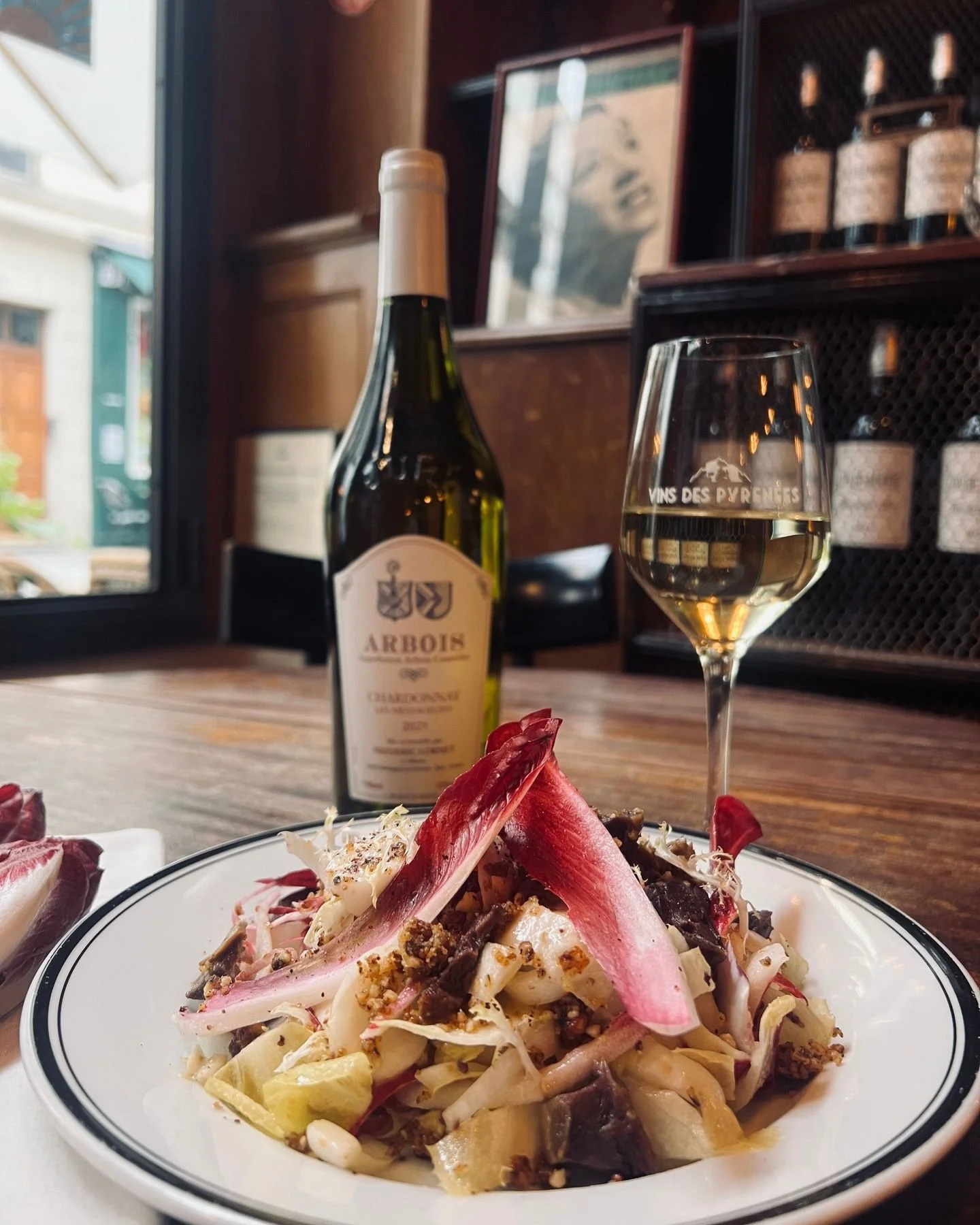 Les endives carmines 🍃 arrivent avec l'automne 🍂 ! Cette salade colorée vous attend ce mardi aux @vinsdespyrenees 😋. Fraîcheur et croquant au rendez-vous dans notre bistrot au coeur du Marais 🥗✨. Accompagnez-la d'un bon verre de vin