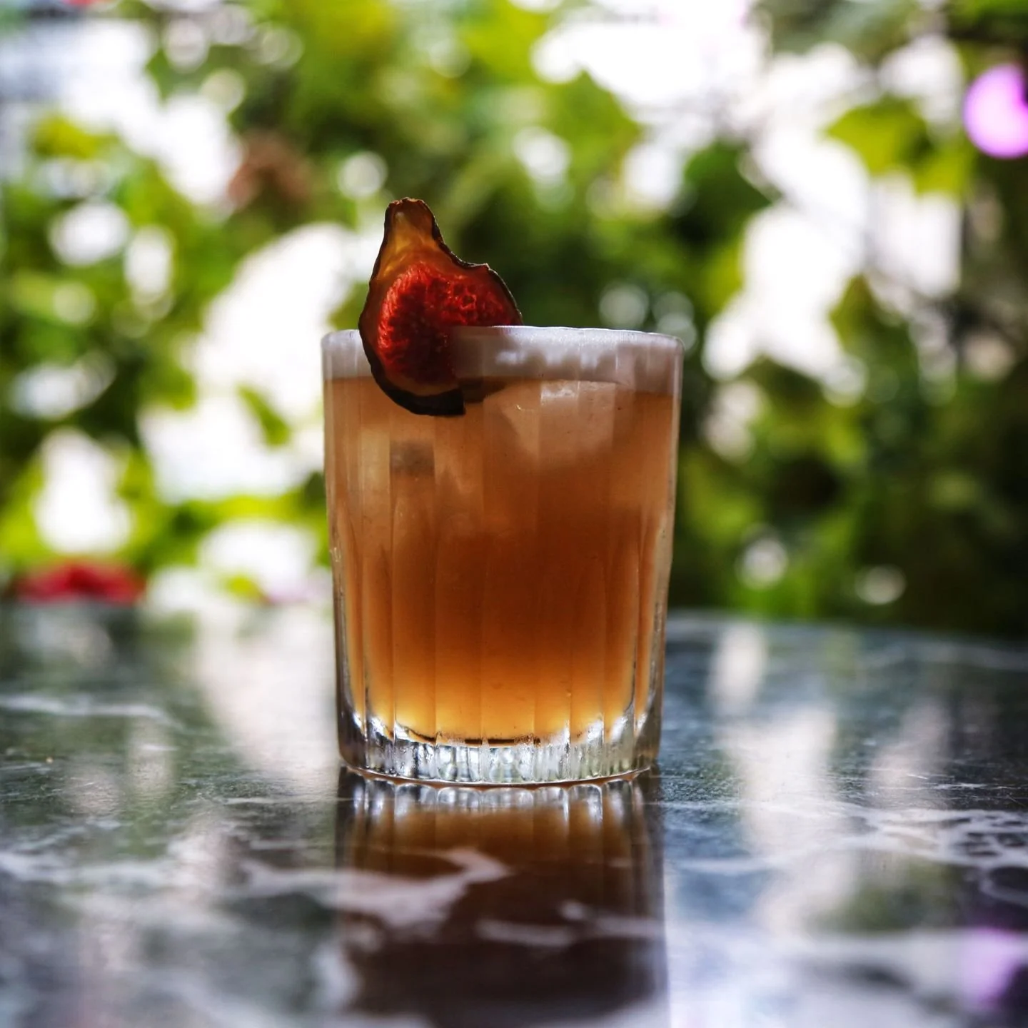 Le cocktail 🥃 "La Garçonne", hommage au roman 📕 de Victor Margueritte, sorti en 1922 est un savant mélange de Cognac, de liqueur de figues, de jus de citron 🍋 et de sirop de vanille; force, fruit, acidité et douceur,