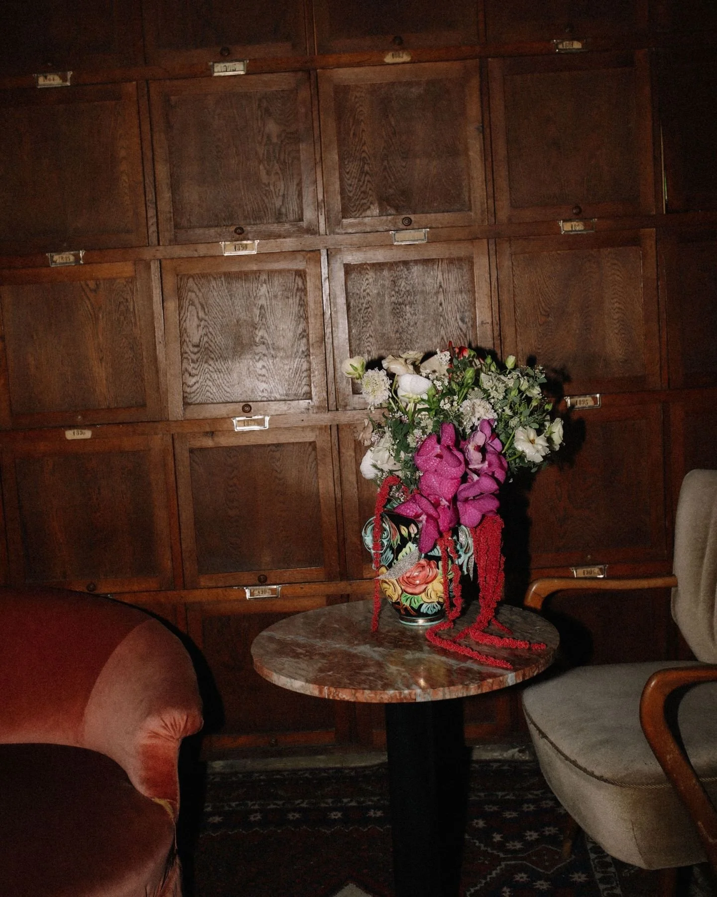 Sur les petites tables du bar le @1905paris , on peut laisser des fleurs 🌺 mais certaines y oublient leurs chaussures 👠 apr&egrave;s quelques cocktails 🍹au son d'un groupe de jazz 🎷.
Ne vous inqui&eacute;tez pas, nous avons une malle d'objets per