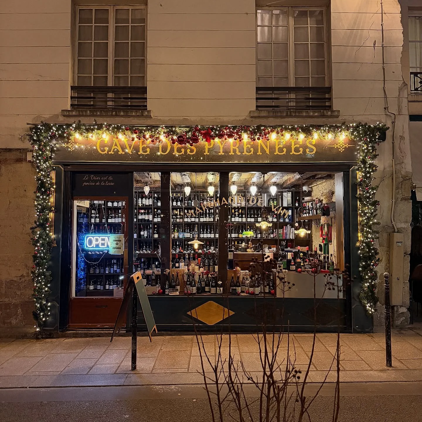 @lacavedespyrenees a v&ecirc;tu ses habits de lumi&egrave;re ✨ pour finir l&rsquo;ann&eacute;e 2025 🎄 en beaut&eacute;.
@ericdvins et @quentinbv nos sommeliers sont l&agrave; pour vous conseiller dans vos achats de jolis flacons 🍾 pour &eacute;pate