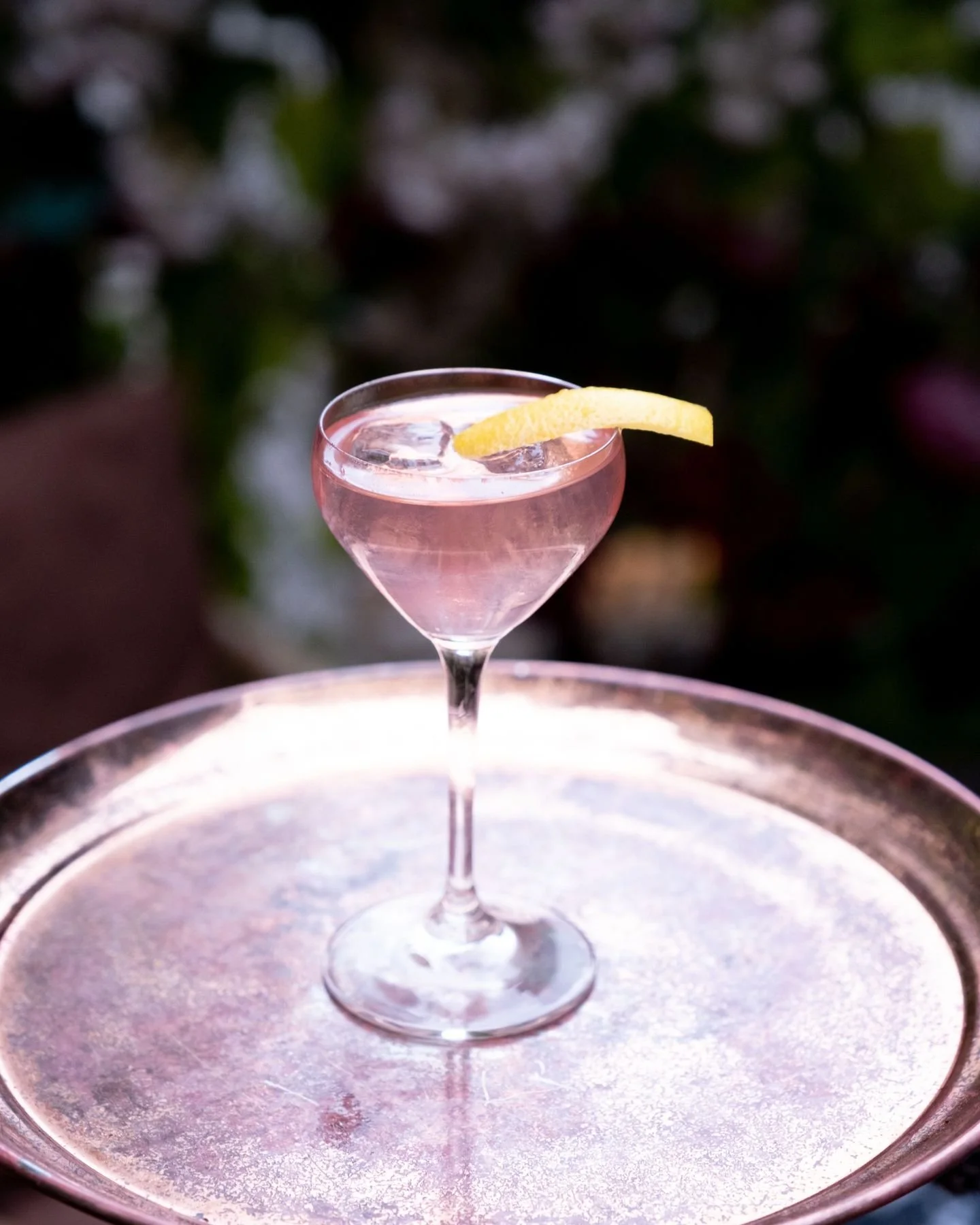 Voir la vie en rose 💗 , c'est se montrer joyeux 😃 et optimiste.
Au @1905paris , c'est notre philosophie !
C'est le lieu id&eacute;al pour se changer les id&eacute;es en &eacute;coutant du bon son 🎶 et en sirotant des cocktails 🍸 aux noms qui vous