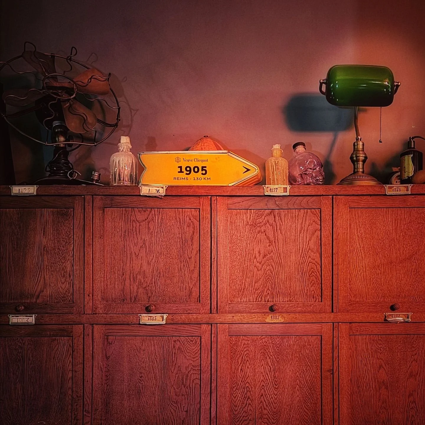 Au @1905paris , nous adorons les beaux objets 👘 et nous les posons un peu partout dans notre magnifique lieu perch&eacute; au 1er &eacute;tage du restaurant aux @vinsdespyrenees !
Comme cette boite @veuveclicquot d'un orange reconnaissable entre tou