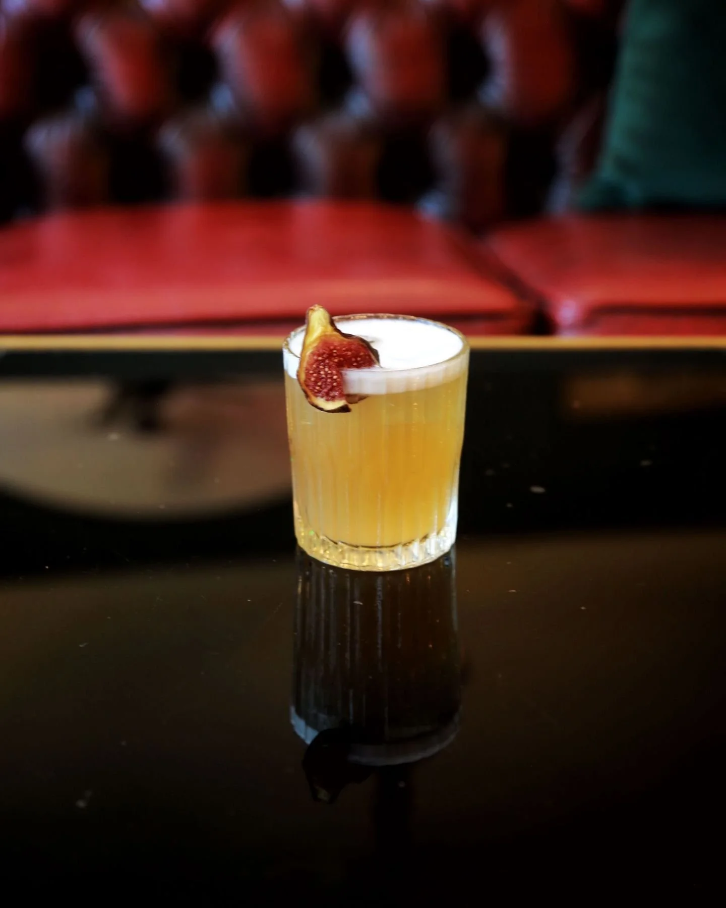 La fin de semaine approche et le murmure des vacances ✨ de fin d'ann&eacute;e souffle sur le @1905paris et donne envie de se d&eacute;tendre dans un de nos jolis canap&eacute;s avec un cocktail 🍸 &agrave; la main.
La grande porte ouvre &agrave; 18H 