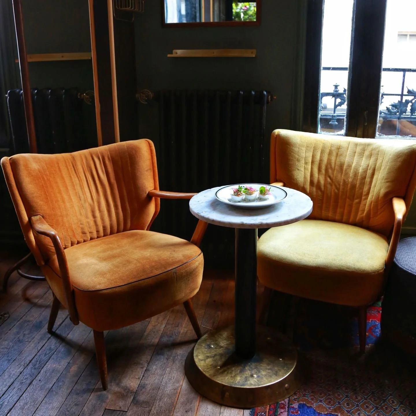 Etre bien install&eacute; sur les fauteuils jaunes du @1905paris !
Attendre son cocktail 🍸en mangeant les oeufs mayo 🥚pr&eacute;par&eacute;s aux @vinsdespyrenees !
C'est &ccedil;a Paris!

Settle into the yellow armchairs at @1905paris!
Wait for you
