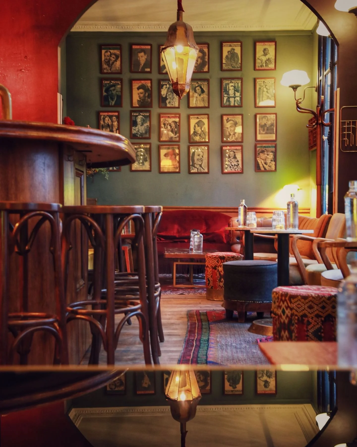 Ici tout est source d'inspiration pour faire une photo 📷
Les reflets des tables, les lampes anciennes, les fauteuils vintage ...
Et c'est beau.
Et c'est chic.

Everything here is a source of inspiration for taking photos 📷
The reflections on the ta