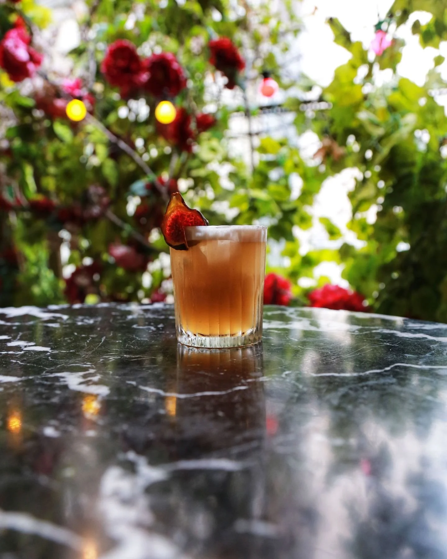 Venir se d&eacute;tendre sur notre terrasse 🌺 en sortant du travail &agrave; partir de 18h.
Profiter de notre joli speakeasy le @1905paris avec un cocktail signature 🍸.
Et pour l'accompagner, vous pouvez aussi demander un de nos petits plats pr&eac