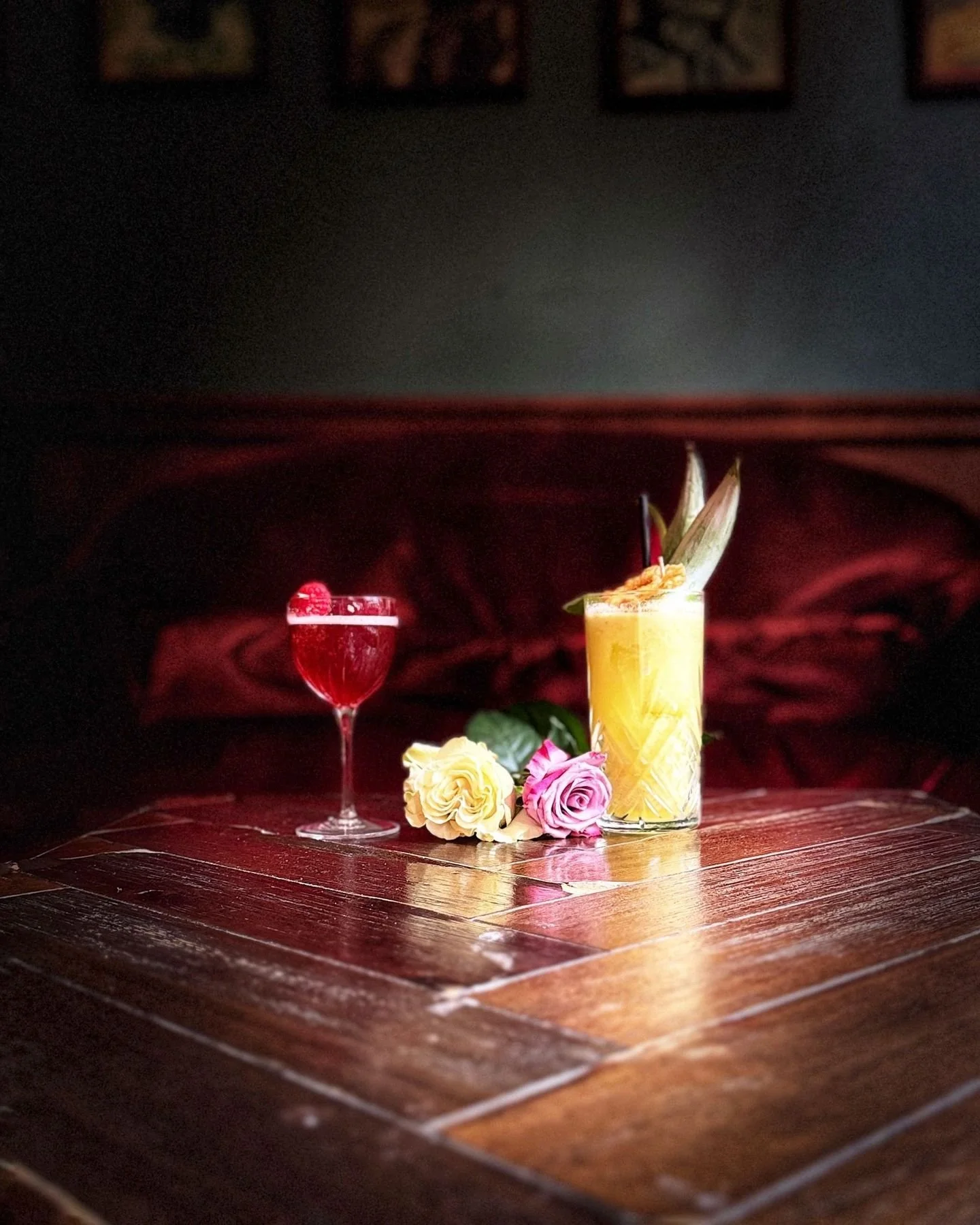 Deux verres. Une ambiance feutr&eacute;e 🌹
Dans la lumi&egrave;re tamis&eacute;e de notre joli bar cach&eacute;, l'Amour ❤️ se d&eacute;guste &agrave; 2 ...
Un cocktail signature, le Lipstick, pour faire battre le coeur plus fort,
Un mocktail raffin