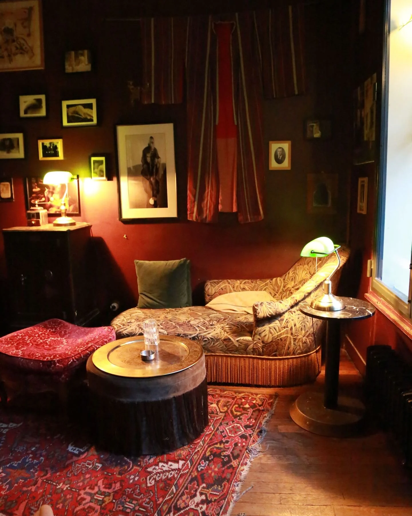 Un lieu rare &agrave; Paris.
Un fumoir au coeur du Marais.
Une terrasse bien cach&eacute;e.
Une d&eacute;co authentique et chin&eacute;e.
Le @1905paris vous ouvre les bras du mardi au samedi &agrave; partir de 18h.

A rare find in Paris.
A smoking ro