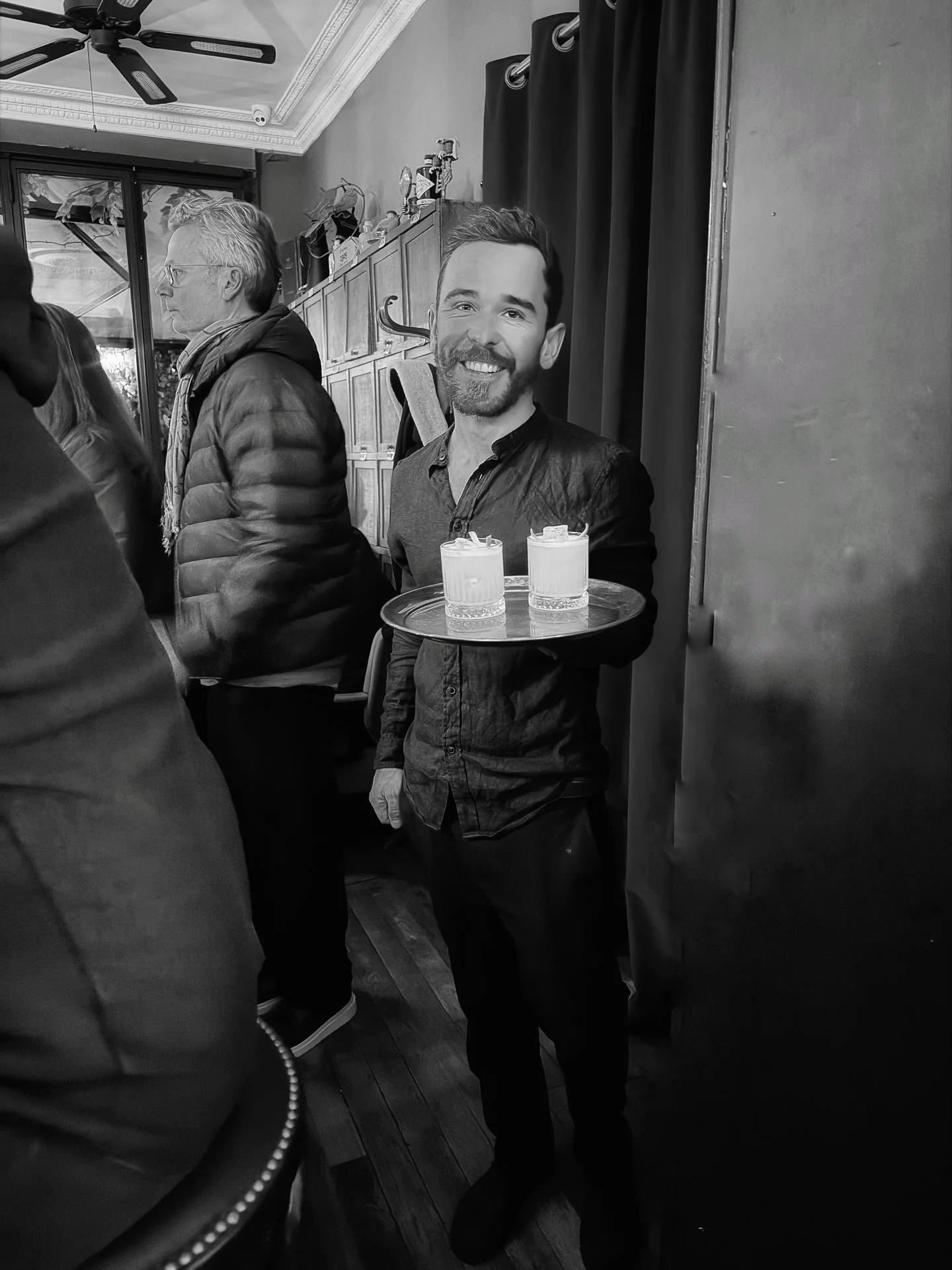 Depuis quelques mois, c&rsquo;est Erwann qui officie derri&egrave;re le bar du @1905paris 
Il vous surprend avec ses cocktails 🍹signature et vous s&eacute;duit gr&acirc;ce au sourire 😇qui ne le quitte pas.

For the past few months, Erwann has been 