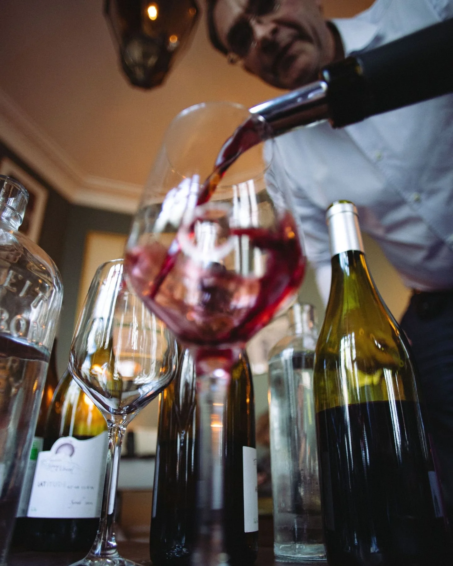 Imaginez-vous bien install&eacute;s au @1905paris avec des amis ou des coll&egrave;gues guid&eacute;s par nos sommeliers Eric et Quentin 🍷 pour une masterclass organis&eacute;e par @lacavedespyrenees 
Choisissez une date 📆 , nous nous occupons du r