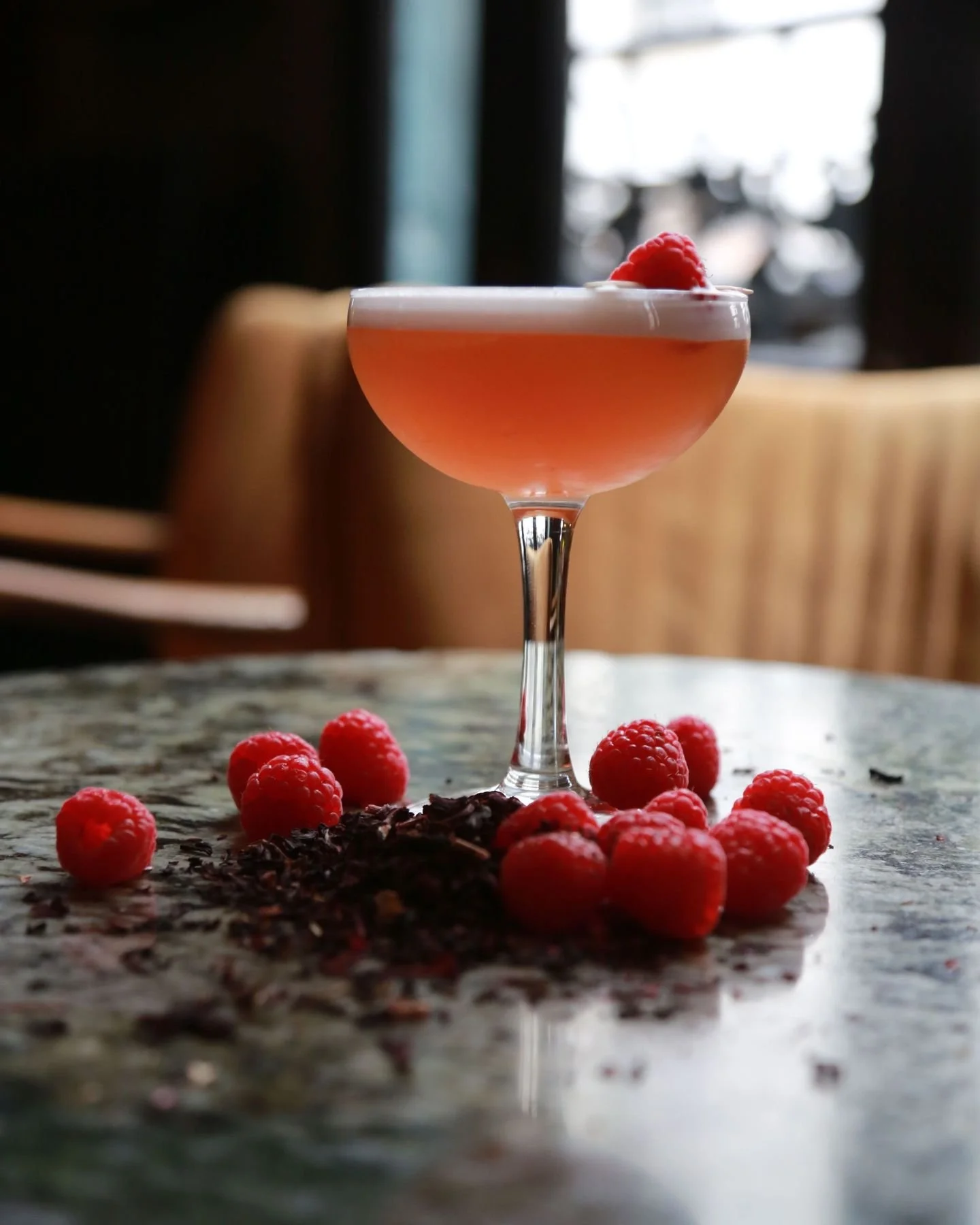Ce soir, nous vous pr&eacute;sentons le cocktail LOVE ME TWO TIMES
Du jus de citron 🍋, du sirop d&rsquo;agave, de l'eau de vie de framboises de la @distillerie_nusbaumer et un mix (th&eacute; fruits rouges, plantes aromatiques, sucre)
Parfait pour u