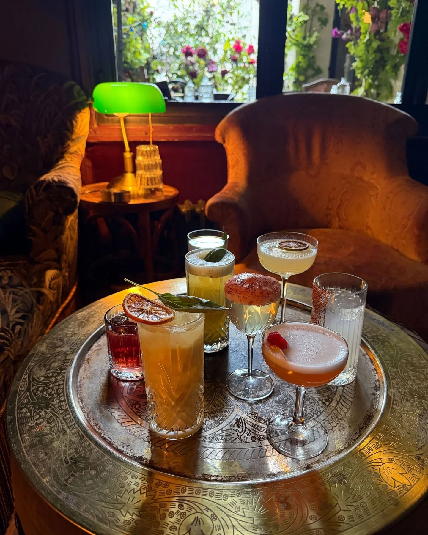 Voil&agrave; !!!
La nouvelle carte du @1905paris r&eacute;sum&eacute;e en 2 photos.
Des cocktails 🍸 aussi beaux que bons, je peux vous l'assurer, j'ai go&ucirc;t&eacute; 😋.

There you go!!!
The new menu at @1905paris summed up in two photos.
Cockta