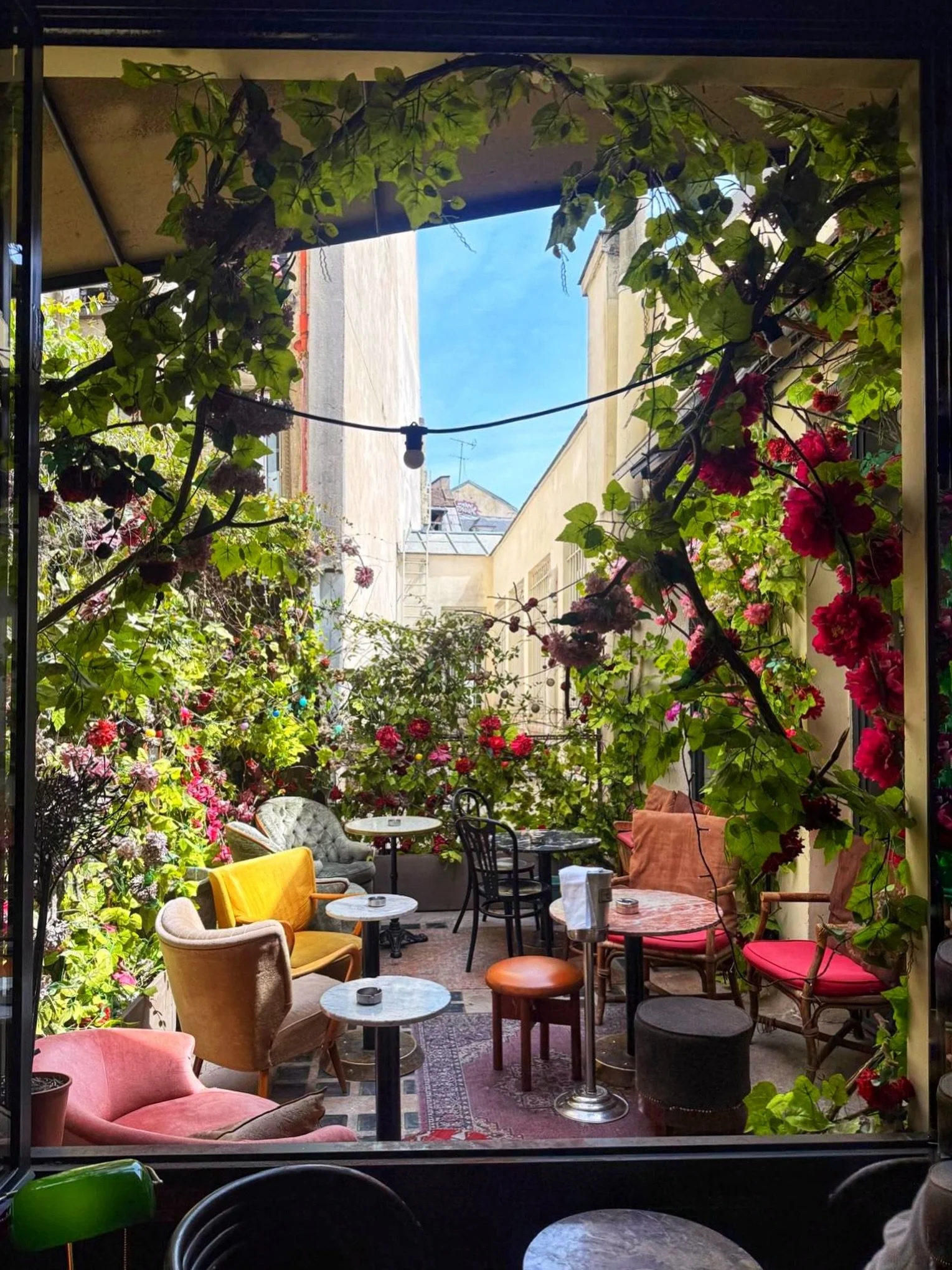 La terrasse du @1905paris vue du fumoir &hellip;
Oui, il y a bien terrasse 🌺 et fumoir dans la m&ecirc;me phrase et le m&ecirc;me lieu et &agrave; Paris, c&rsquo;est rarissime!

The terrace at @1905paris, as seen from the smoking room &hellip;
Yes, 