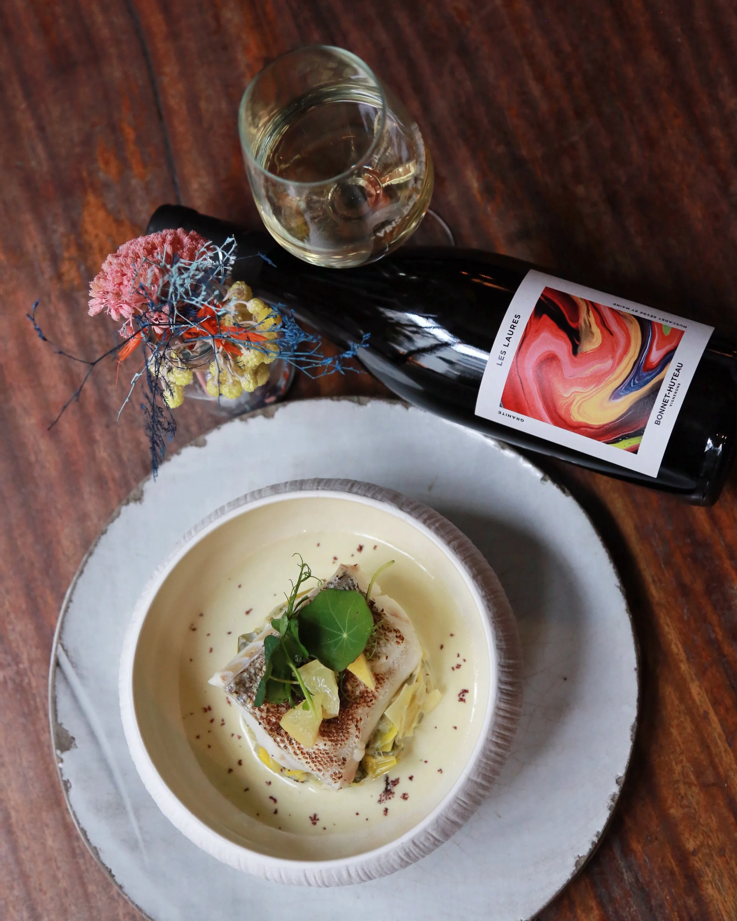 🔥 Quand le Skrei rencontre les l&eacute;gumes de saison.

🌿 Feuille de capucine pour la touche poivr&eacute;e.
🍷 Accord parfait avec un blanc min&eacute;ral.

Simple. &Eacute;l&eacute;gant. Inoubliable.

👉 Vous go&ucirc;teriez ?

🍷 Aux Vins des 