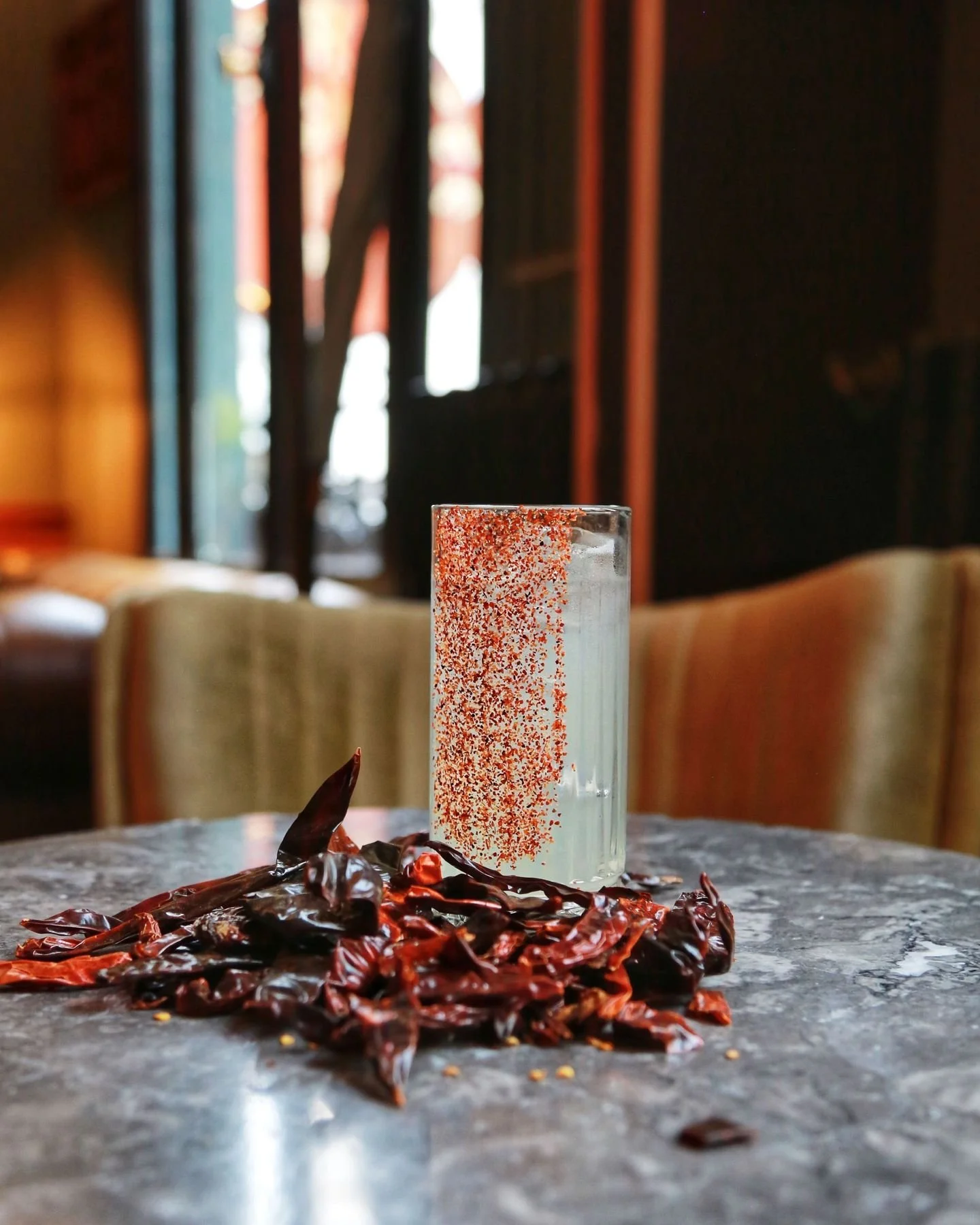 Pour bien d&eacute;marrer la semaine du @1905paris , je vous propose de mettre du peps dans votre soir&eacute;e avec le "Fleur du Mal" en hommage &agrave; Baudelaire
Un savant m&eacute;lange de Gin, liqueur de piment 🌶️ et liqueur de surea