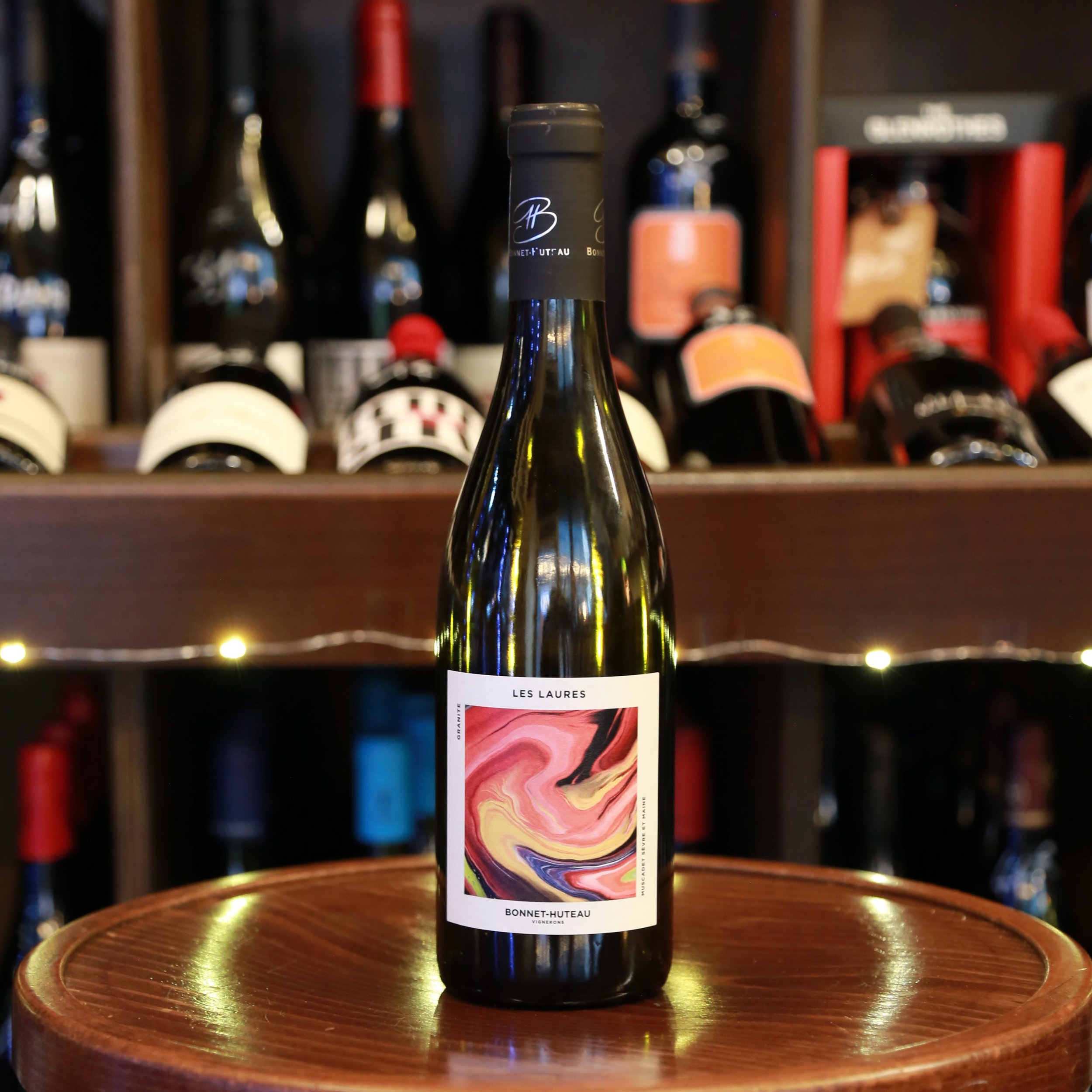 Aujourd&rsquo;hui pour accompagner le filet de Skrei des @vinsdespyrenees , nos sommeliers ont choisi ce Muscadet &laquo;&nbsp;Les Laures&nbsp;&raquo; du domaine @bonnethuteau 
Avec une belle fra&icirc;cheur min&eacute;rale port&eacute;e par un terro
