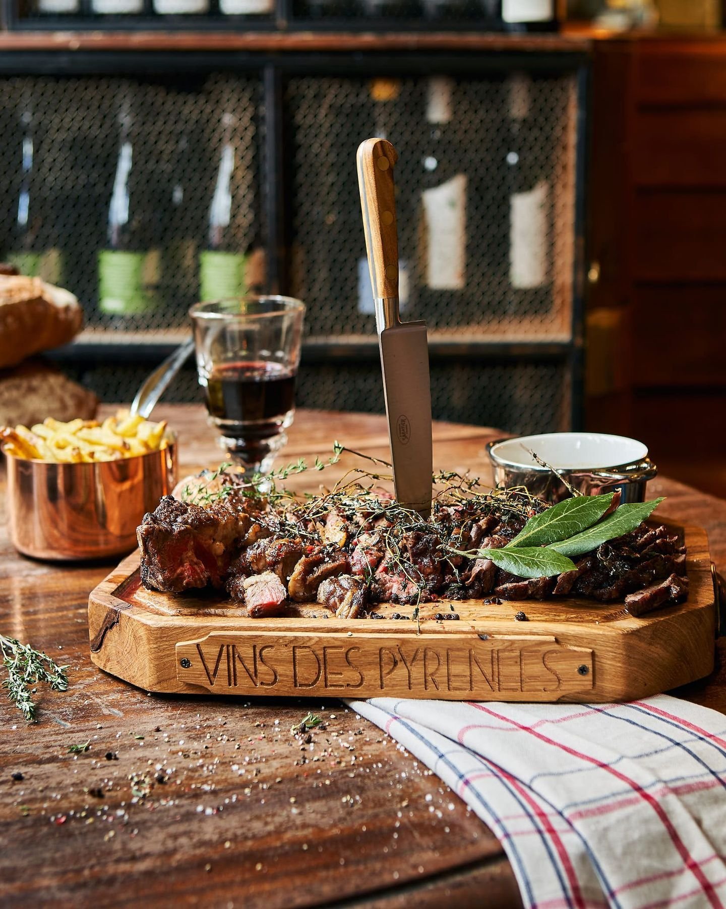 Tu viens d&eacute;jeuner avec ton Papa aux @vinsdespyrenees ?
Si tu veux une magnifique c&ocirc;te  de boeuf 🐂 , pense &agrave; la r&eacute;server !

Are you coming to lunch with your Dad at @vinsdespyrenees?
If you want a magnificent rib of beef 🐂