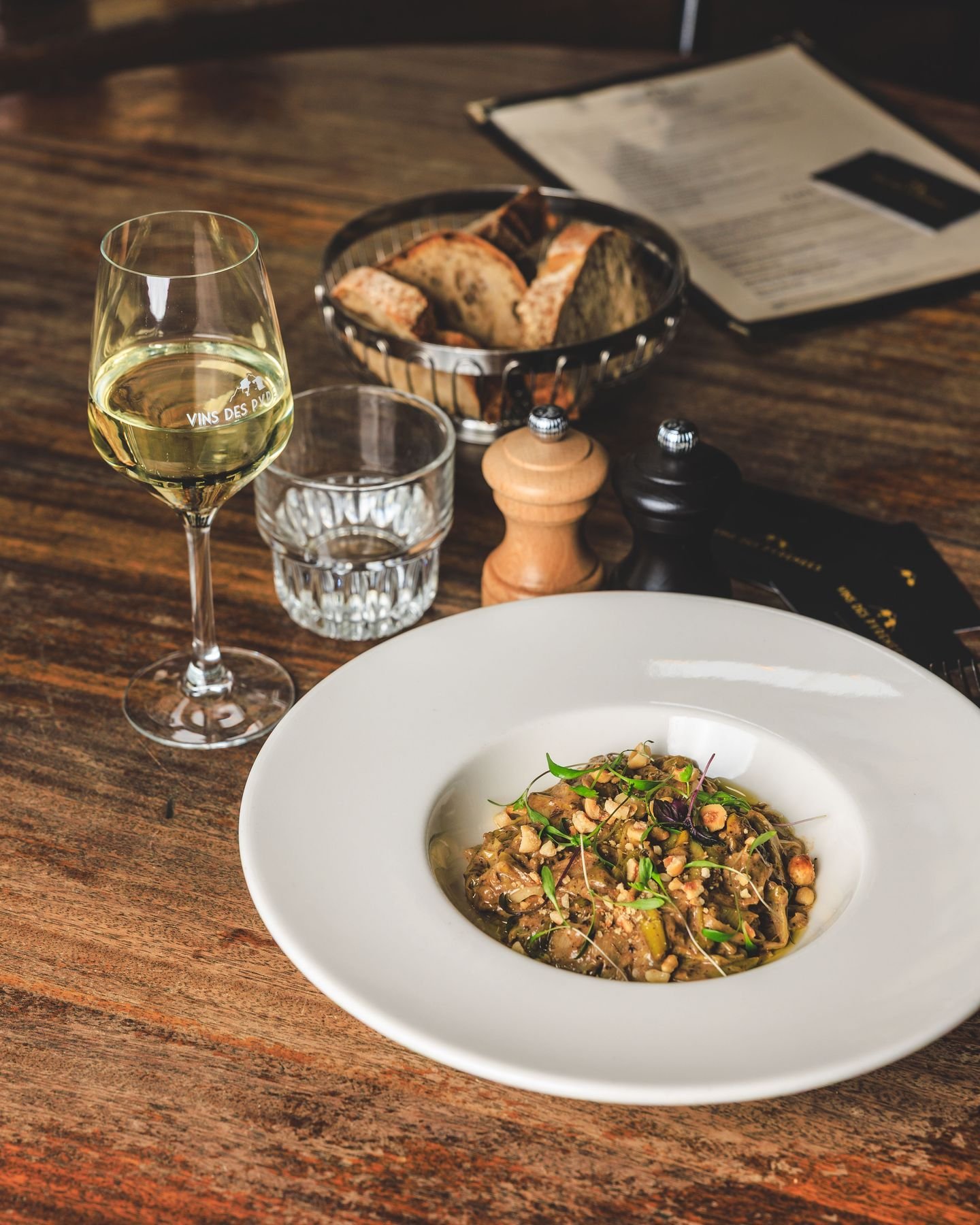 C'est l'&eacute;t&eacute;, il fait chaud, on s'all&egrave;ge en mangeant des tagliatelles de poireaux.
C'est vegan et parfait pour un d&eacute;jeuner sans culpabilit&eacute; (je parlais du summer body)
Rendez-vous aux @vinsdespyrenees !
 
It's summer