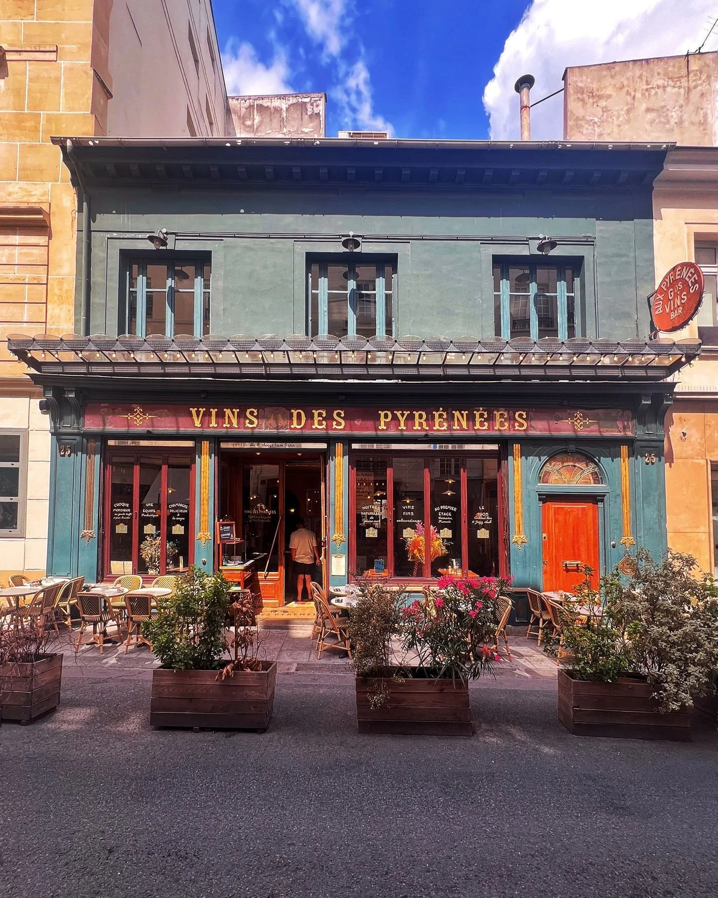 Certaines choses ne bougent pas !
La b&acirc;tisse 🏠 des @vinsdespyrenees est telle qu'elle &eacute;tait il y a 120 ans, toujours aussi belle et remarquable et elle ne changera pas ! A cette saison, elle prend encore le soleil ☀️ &agrave; l'heure du