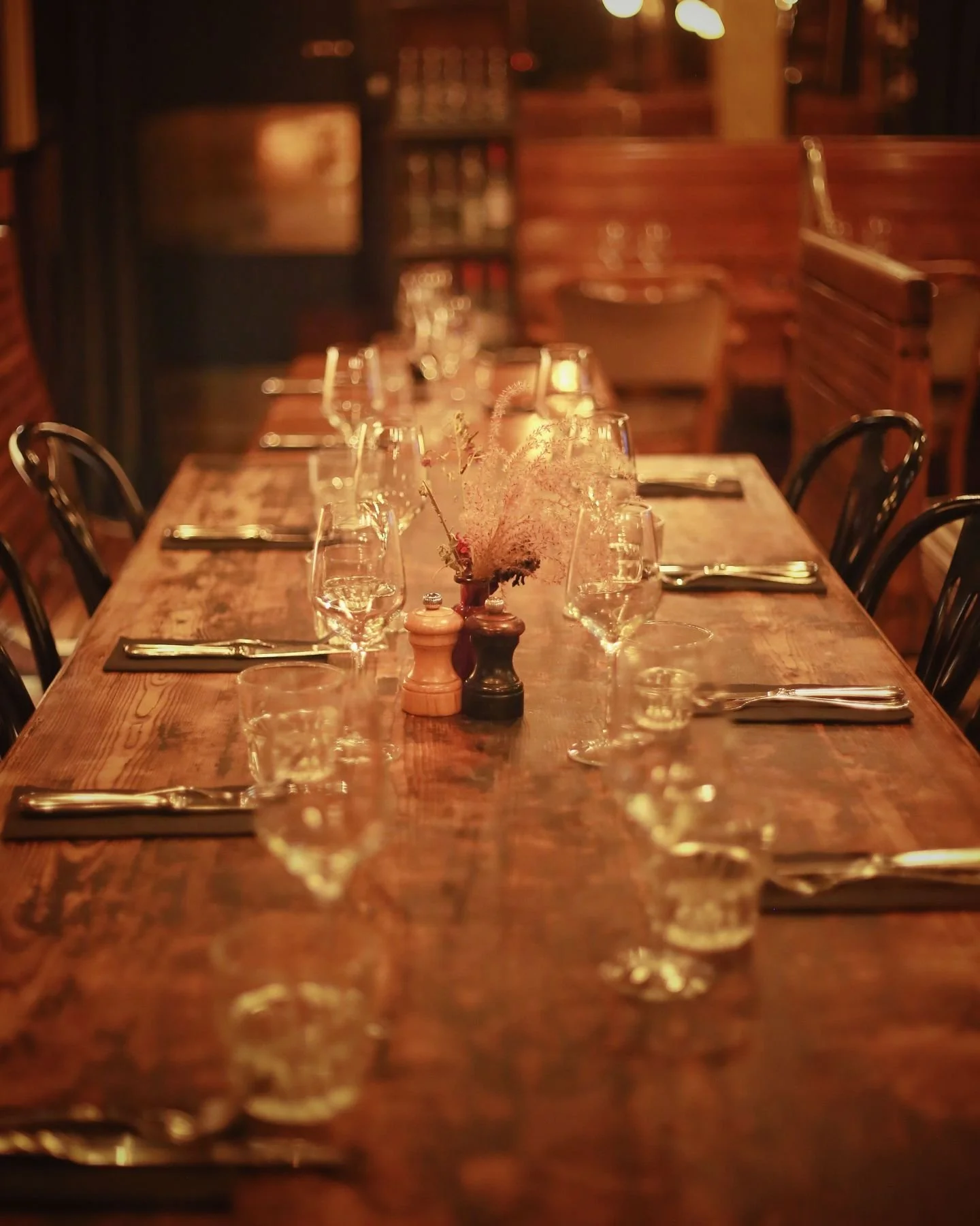 Ce qui est bien aux @vinsdespyrenees , ce sont les grandes tables o&ugrave; l'on peut se retrouver nombreux pour partager des moments conviviaux dans la chaleur de nos murs en se r&eacute;galant de plats de bistrot 🍽️ et de vins d&eacute;licieux 🍷 