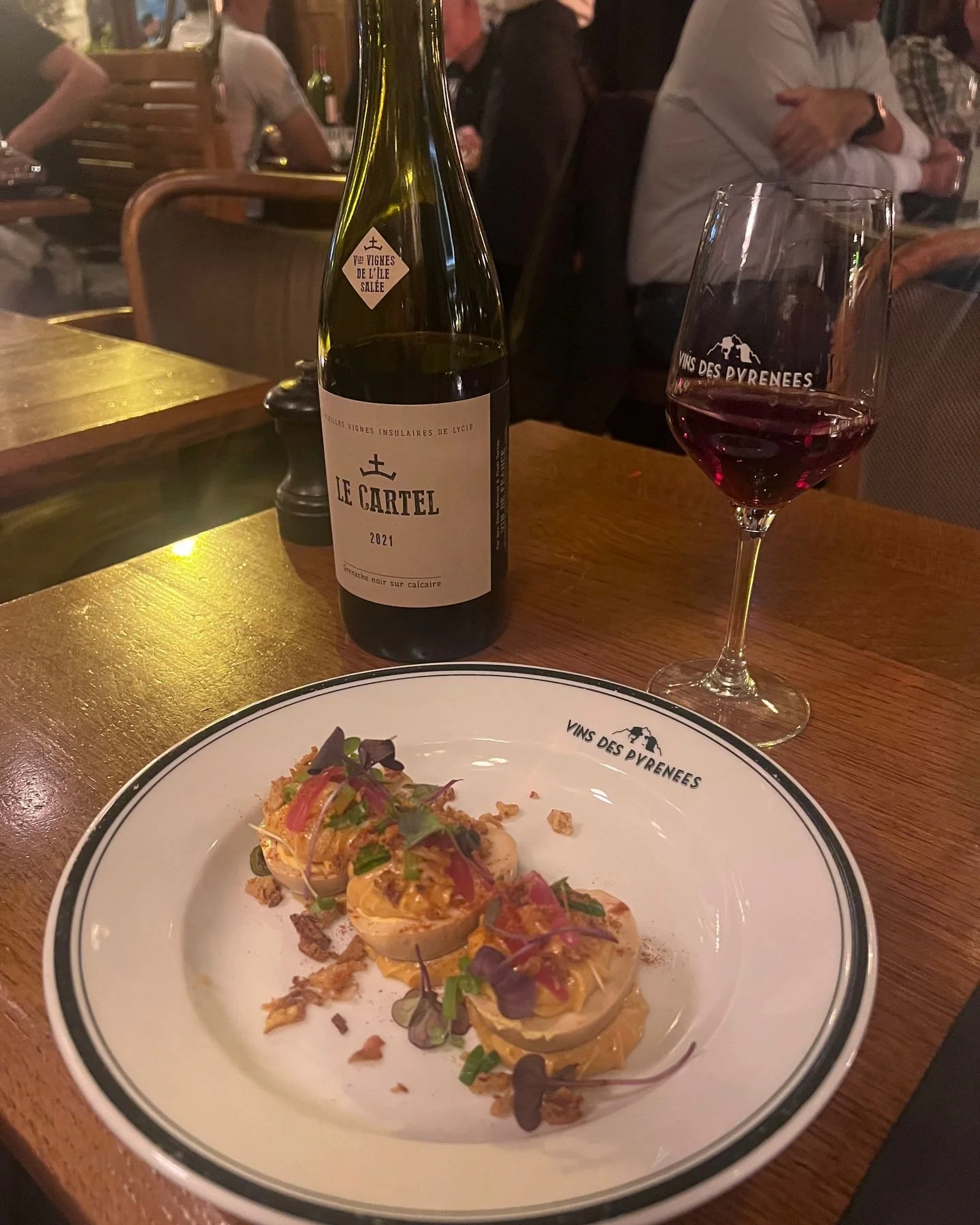 Ambiance bistrot aux @vinsdespyrenees !
Des oeufs mayo et un verre de rouge 🍷, &eacute;couter le bruit des couverts qui tintent dans les assiettes 🍽️ et des verres qui s'entrechoquent, c'est notre vie, ici !

Bistro atmosphere at @vinsdespyrenees!
