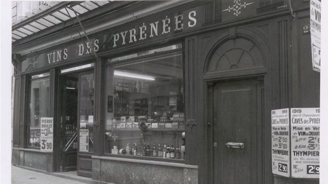 Quelques photos anciennes 📷 que vous adorez tant qui nous ont &eacute;t&eacute; envoy&eacute;es par la librairie des mus&eacute;es, Illustria &agrave; Deauville.
La fa&ccedil;ade des @vinsdespyrenees n'a gu&egrave;re chang&eacute; mais l'int&eacute;