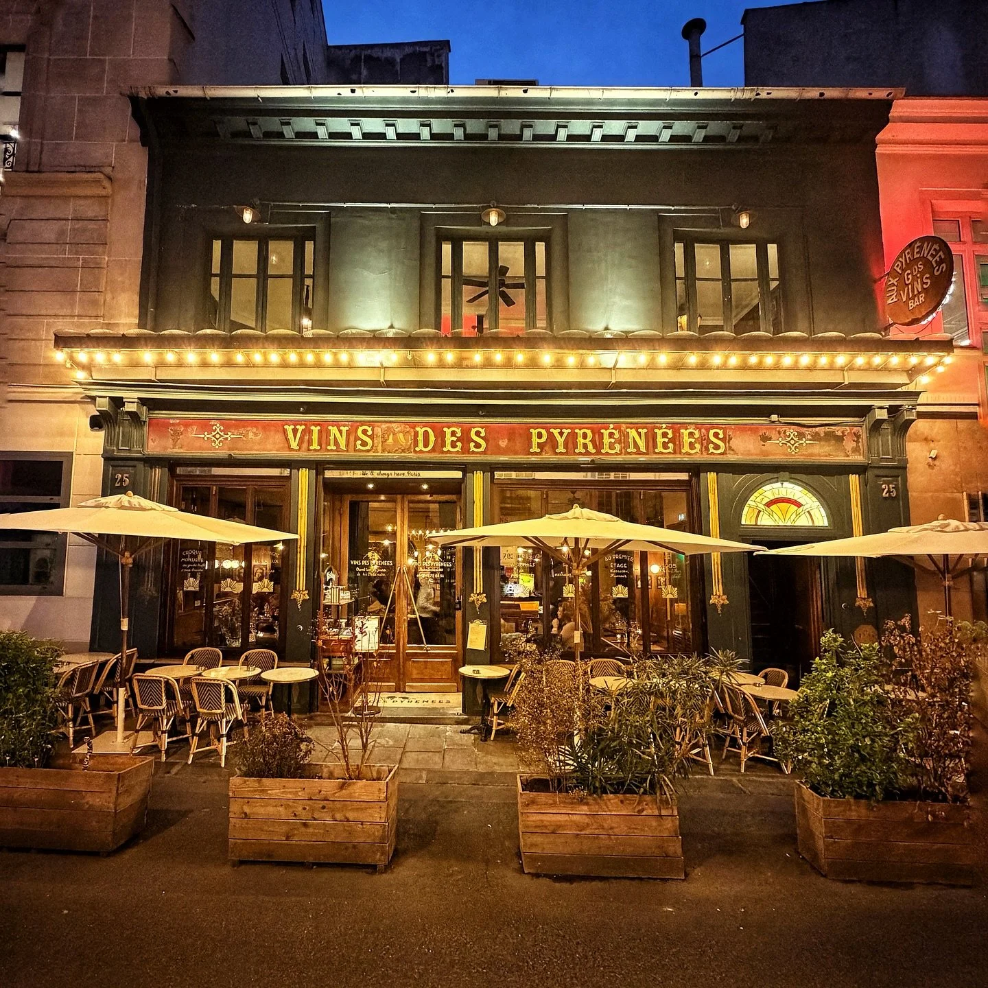 La nuit commence &agrave; tomber et notre b&acirc;tisse des @vinsdespyrenees illumine la rue Beautreillis. Le @1905paris s&rsquo;anime lui aussi, ce soir, il y aura du jazz 🎺 au 1er &eacute;tage et toute la maison sera tr&egrave;s anim&eacute;e. Les