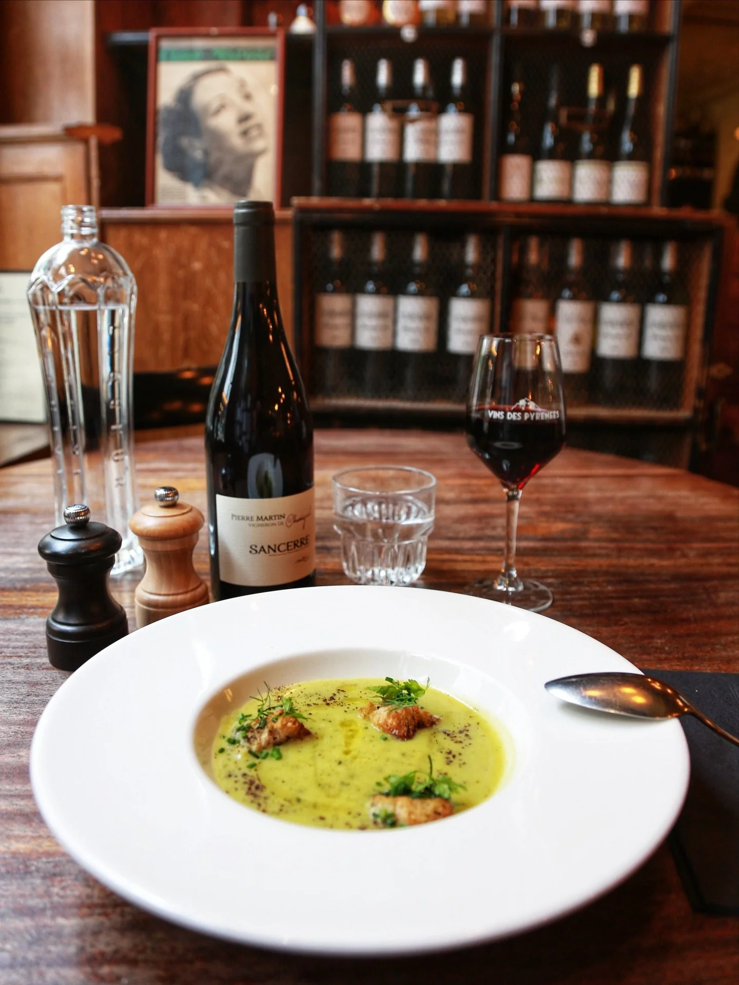 Comme l&rsquo;automne est pluvieux ☔️, notre velout&eacute; 🥣 de l&eacute;gumes 🥕 fait des heureux.
Entrez aux @vinsdespyrenees et r&eacute;confortez vous comme &agrave; la maison !

As autumn is rainy ☔️, our creamy vegetable soup 🥣 made with 🥕 