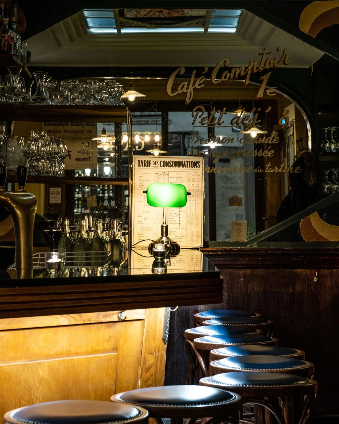 Aux @vinsdespyrenees 🍇, chaque tabouret vous invite &agrave; un moment de convivialit&eacute; et de partage. Que ce soit pour savourer un verre de vin 🍷, d&eacute;guster des mets du terroir ou simplement passer un bon moment entre amis, l&rsquo;amb