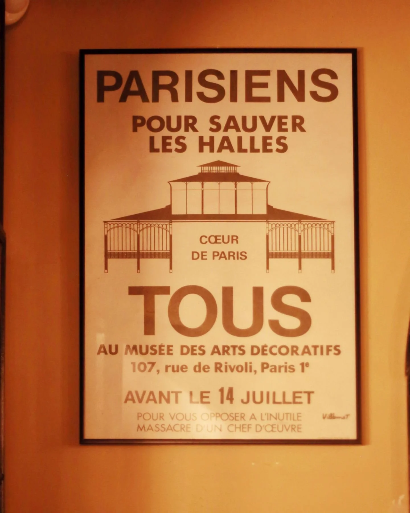 Chaque affiche des @vinsdespyrenees vous raconte un morceau de l'Histoire de Paris.
Ici, fut d&eacute;cid&eacute;e la destructions des Halles Baltard en 1971 pour construire la gare RER et le Forum des Halles.
A l'origine, les Halles furent construit