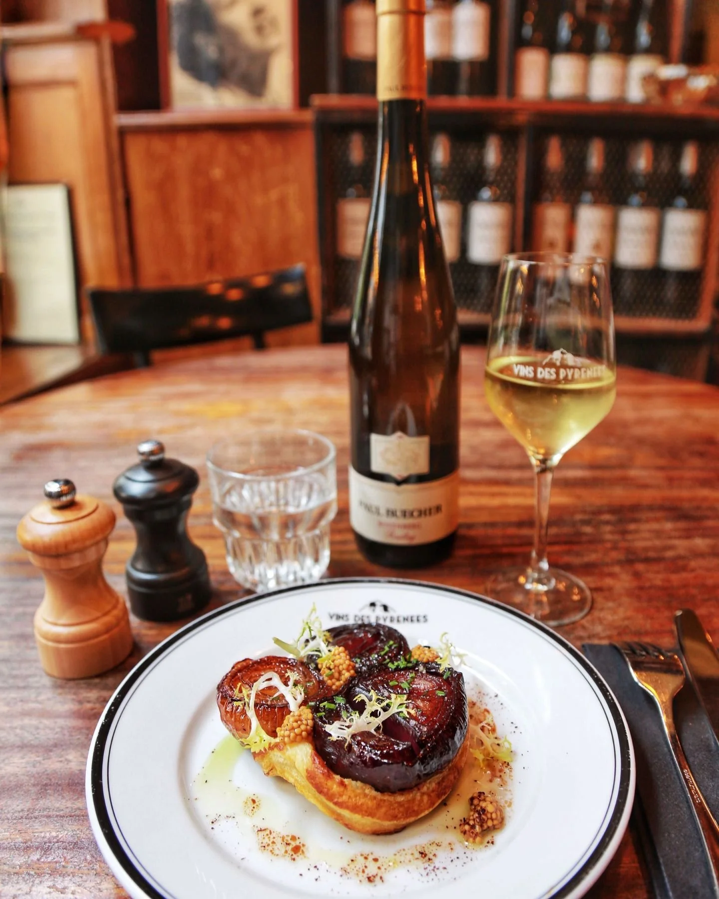 Un classique de bistrot dans votre assiette aujourd'hui aux @vinsdespyrenees , j'ai nomm&eacute; la Tarte &agrave; l'Oignon 🧅.
Originaire d'Alsace, elle se d&eacute;cline au gr&eacute; de l'imagination des chefs 👨&zwj;🍳👩&zwj;🍳.
Ici, nous la serv