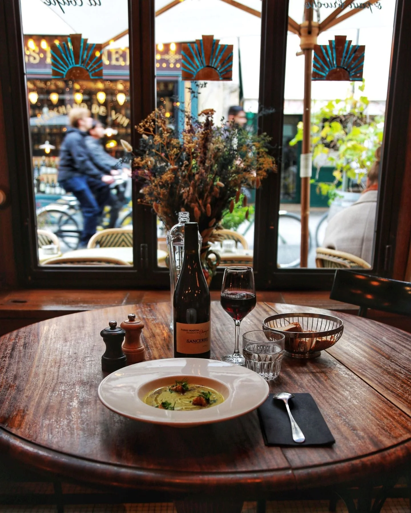 Comme un dimanche d'automne 🍂 aux @vinsdespyrenees ...
J'adore m'installer derri&egrave;re les grandes vitres pour regarder les v&eacute;los 🚲 passer en d&eacute;jeunant et en prenant mon temps.

Like an autumn Sunday 🍂 at @vinsdespyrenees...
I lo