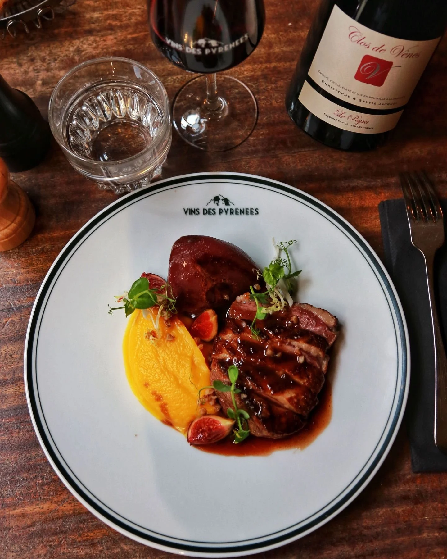 Pour commencer cette semaine de novembre, le @vinsdespyrenees vous propose de vous r&eacute;galer avec le magret de canard 🦆 de Fran&ccedil;ois Camsesou &agrave; la Ferme Saint-Grat et cuisin&eacute; par notre @chef_thierry_babet avec une d&eacute;l