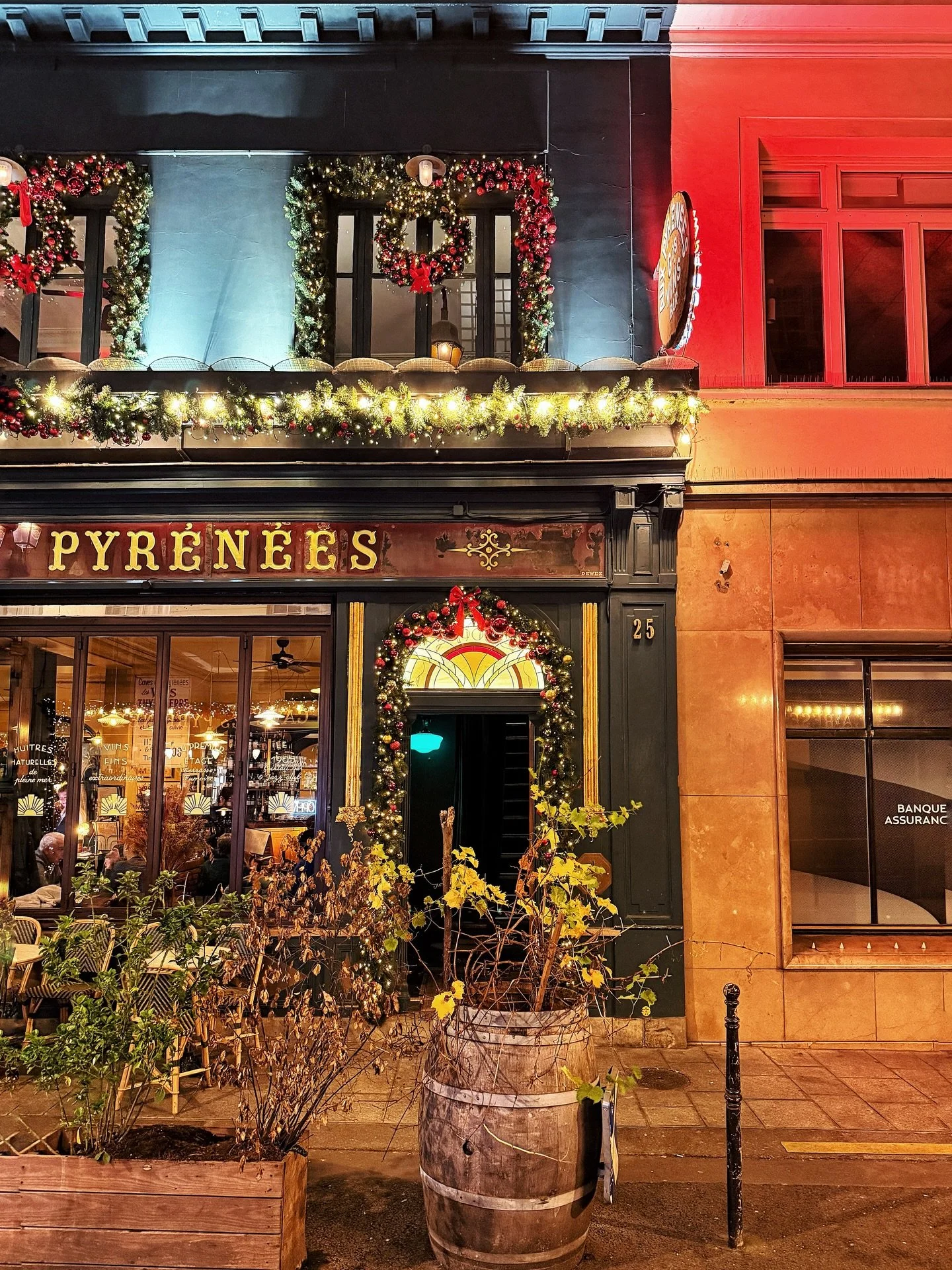 Quand on passe dans la rue Beautreillis, on ne peut s&rsquo;emp&ecirc;cher de s&rsquo;arr&ecirc;ter pour admirer 🤩 la fa&ccedil;ade des @vinsdespyrenees . Elle est photographi&eacute;e 📷 chaque jour, sous tous les angles et avec les d&eacute;corati