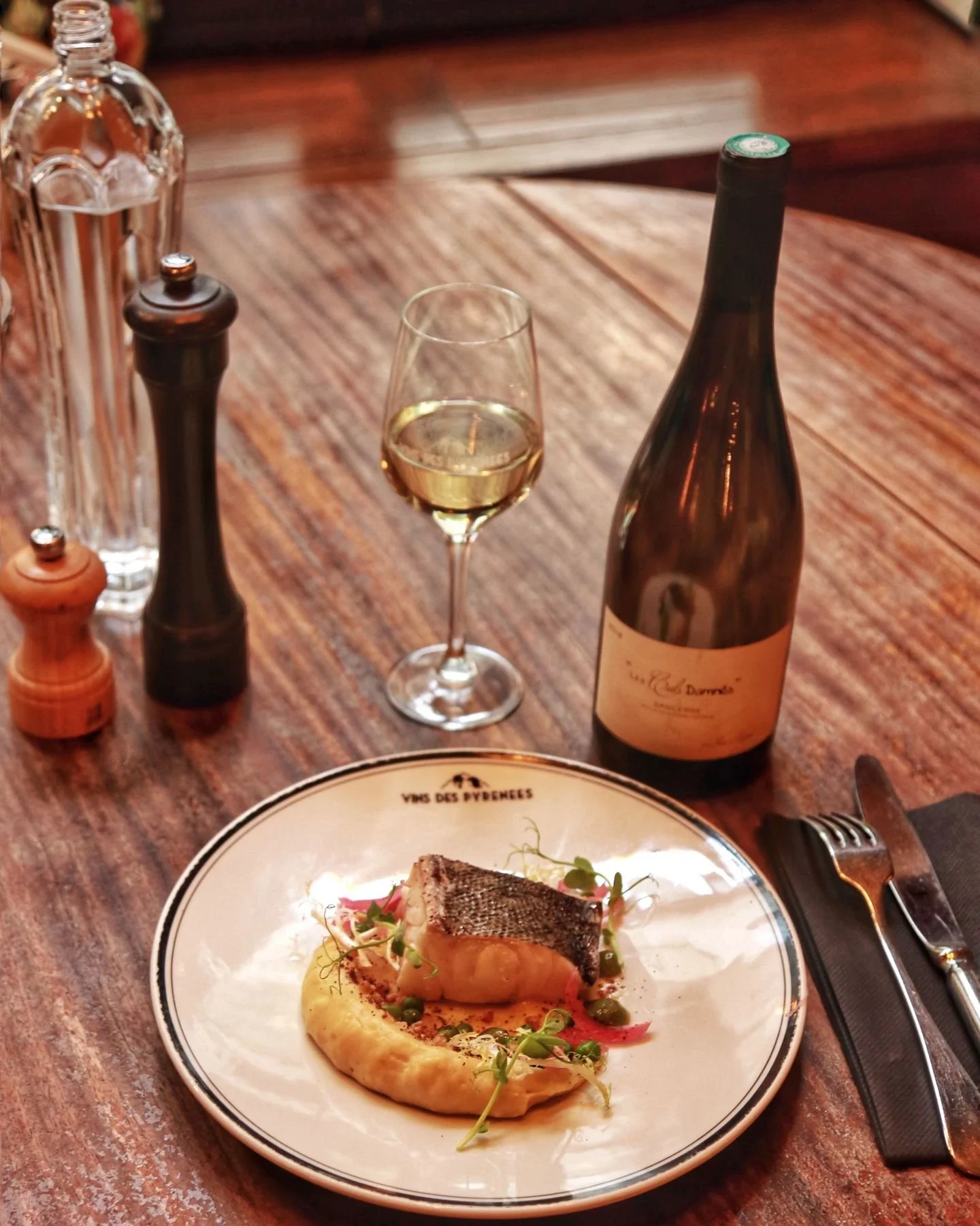 Comme chaque jour de la semaine, vous pouvez d&eacute;jeuner 🍽️ aux @vinsdespyrenees , vous pouvez venir d&icirc;ner aussi, 7 jours sur 7.
Aujourd'hui, je vais d&eacute;guster le dos de lieu &agrave; la vapeur 🌫️, avec une mousseline de topinambour