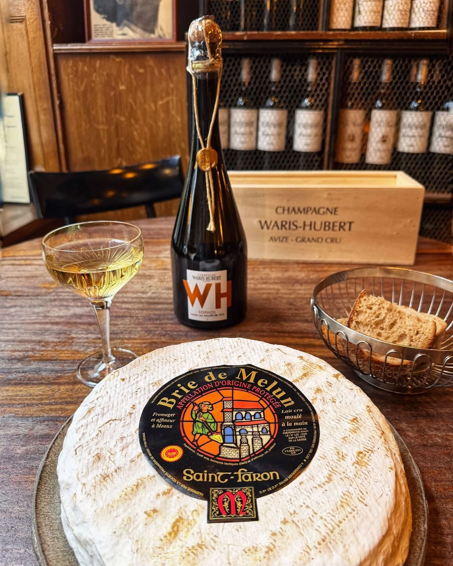 No&euml;l 🎄 est dans 2 semaines. 
Aux @vinsdespyrenees , nous allons mettre des paillettes ✨ et des bulles 🫧 dans tous nos plats! Et pour commencer avec ce magnifique Brie de Melun, nos sommeliers de @lacavedespyrenees vous proposent le @champagnew