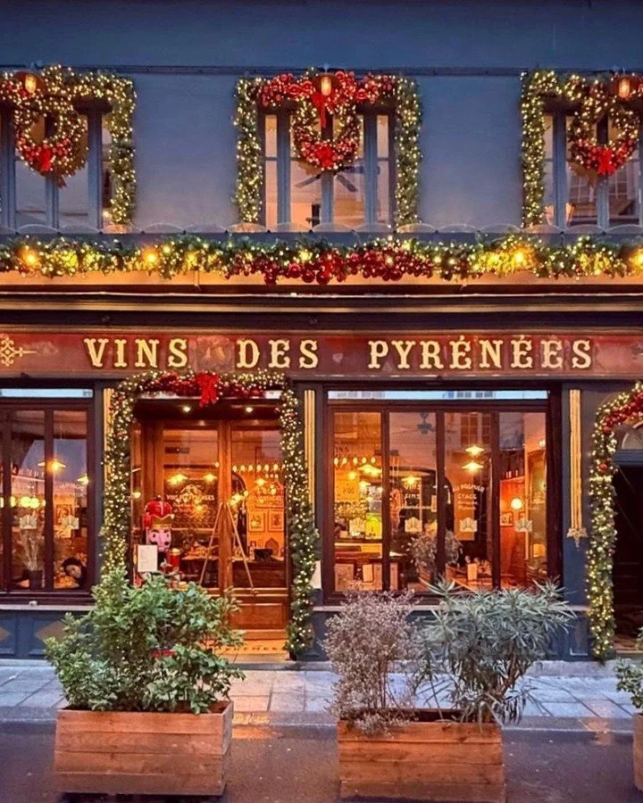 🌟 Quand le jour d&eacute;cline, Aux @vinsdespyrenees s'illumine 🌟
Et la magie de No&euml;l 🎄 op&egrave;re avec toutes ces lumi&egrave;res qui vous invitent &agrave; entrer pour profiter de notre brasserie charg&eacute;e d'Histoire et d'histoires a