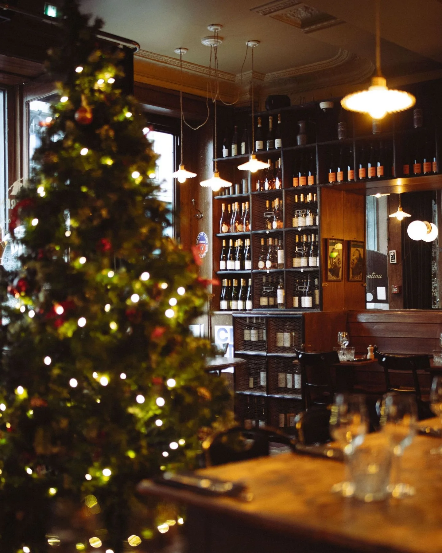 Venez profiter de nos magnifiques d&eacute;cos de No&euml;l 🎄en d&eacute;jeunant ou en d&icirc;nant aux @vinsdespyrenees et en attendant notre soir&eacute;e de Saint-Sylvestre 🥂.
Il n'y aura pas de menu impos&eacute; et vous entendrez le jazz 🎷 ve