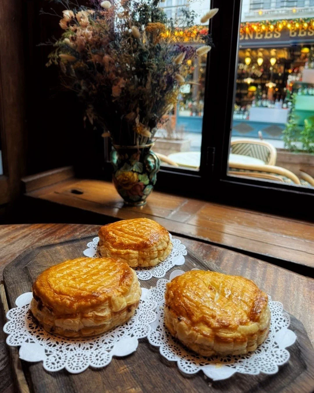 Alors l'Epiphanie, c'est aujourd'hui le 6 Janvier ou c'&eacute;tait dimanche?
On s'en moque un peu du moment qu'on puisse manger la galette 🥮 des rois pr&eacute;par&eacute;e par notre @chef_thierry_babet 
Aux @vinsdespyrenees , nous adorons ces trad