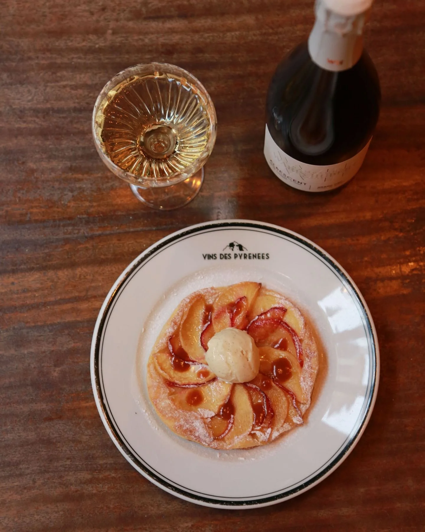 De la douceur pour ce 🔷 Blue Monday 🔷
Une d&eacute;licieuse tarte fine aux pommes 🍎 et pourquoi pas un verre 🥂 de champagne Albescent.

Something sweet for this 🔷 Blue Monday 🔷
A delicious thin apple tart 🍎 and why not a glass 🥂 of Albescent 