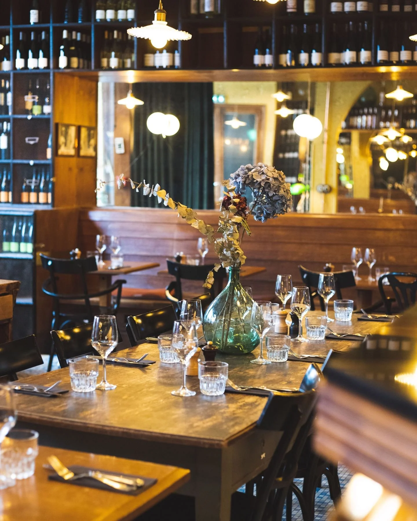 Comme vous aimez beaucoup la d&eacute;co des @vinsdespyrenees , en voici un petit morceau photographi&eacute; par @gaetan.buthiaux 

Since you love the decor at @vinsdespyrenees so much, here's a little snippet photographed by @gaetan.buthiaux. 

🍷 